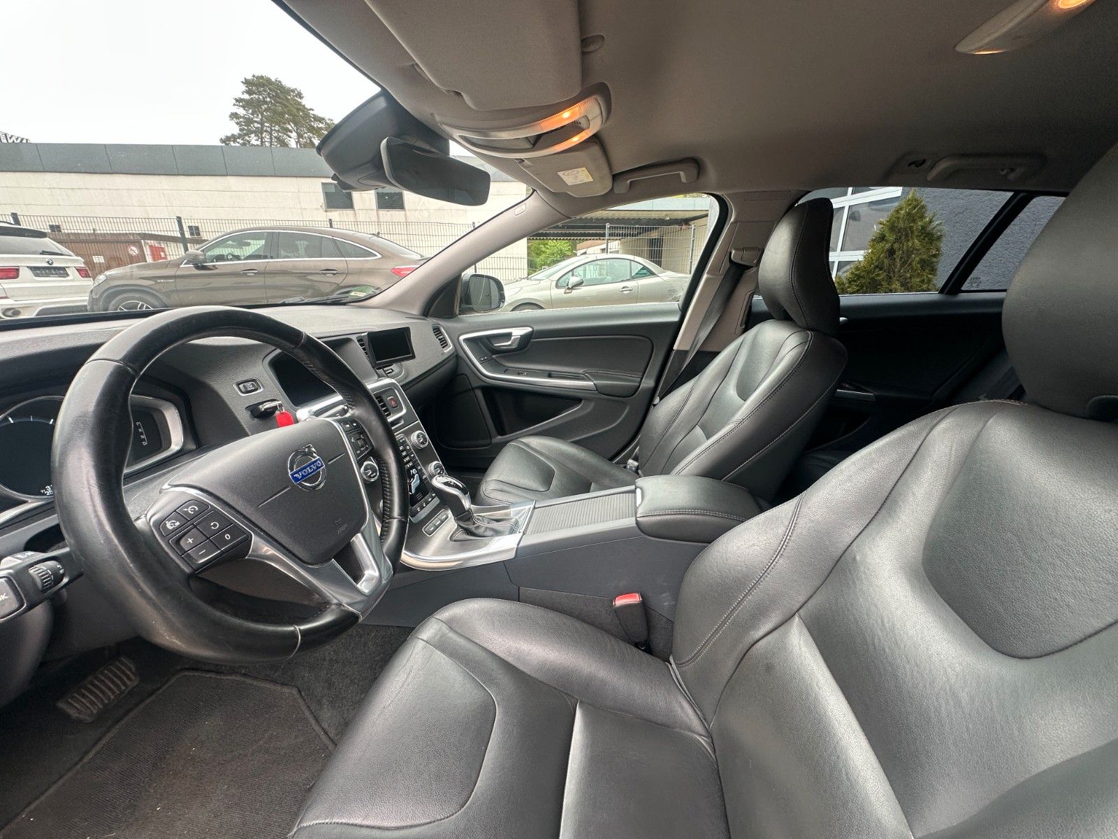 Fahrzeugabbildung Volvo V60 T6 2.4 Summum AWD Diesel/Elektr. Leder