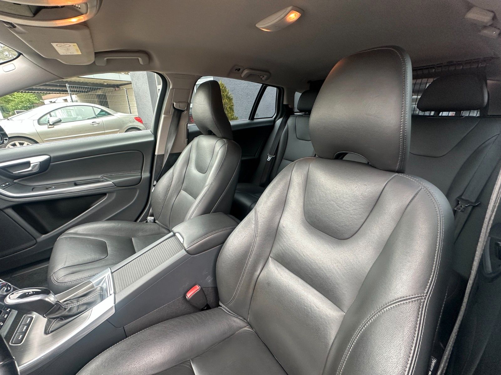 Fahrzeugabbildung Volvo V60 T6 2.4 Summum AWD Diesel/Elektr. Leder