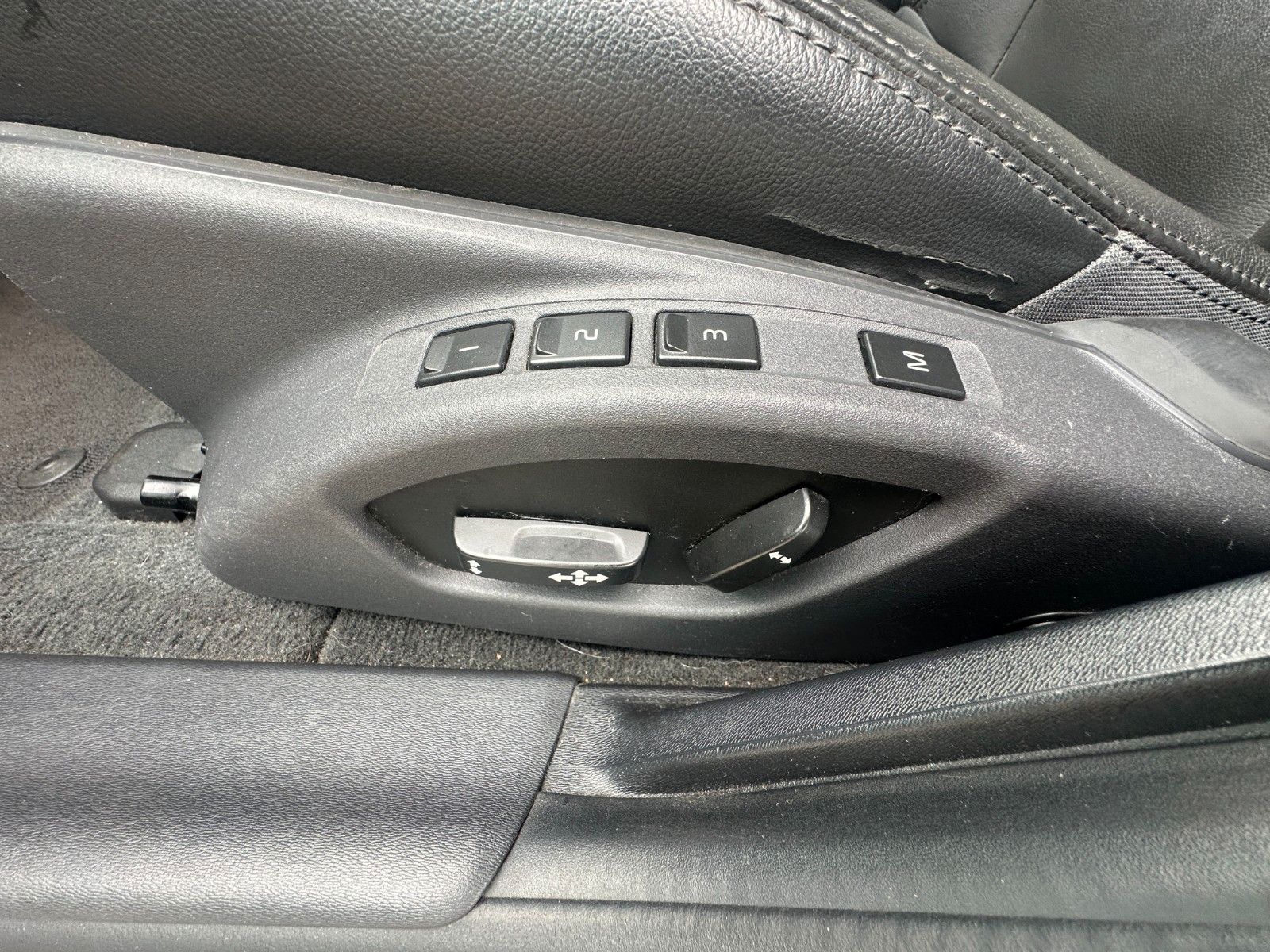 Fahrzeugabbildung Volvo V60 T6 2.4 Summum AWD Diesel/Elektr. Leder