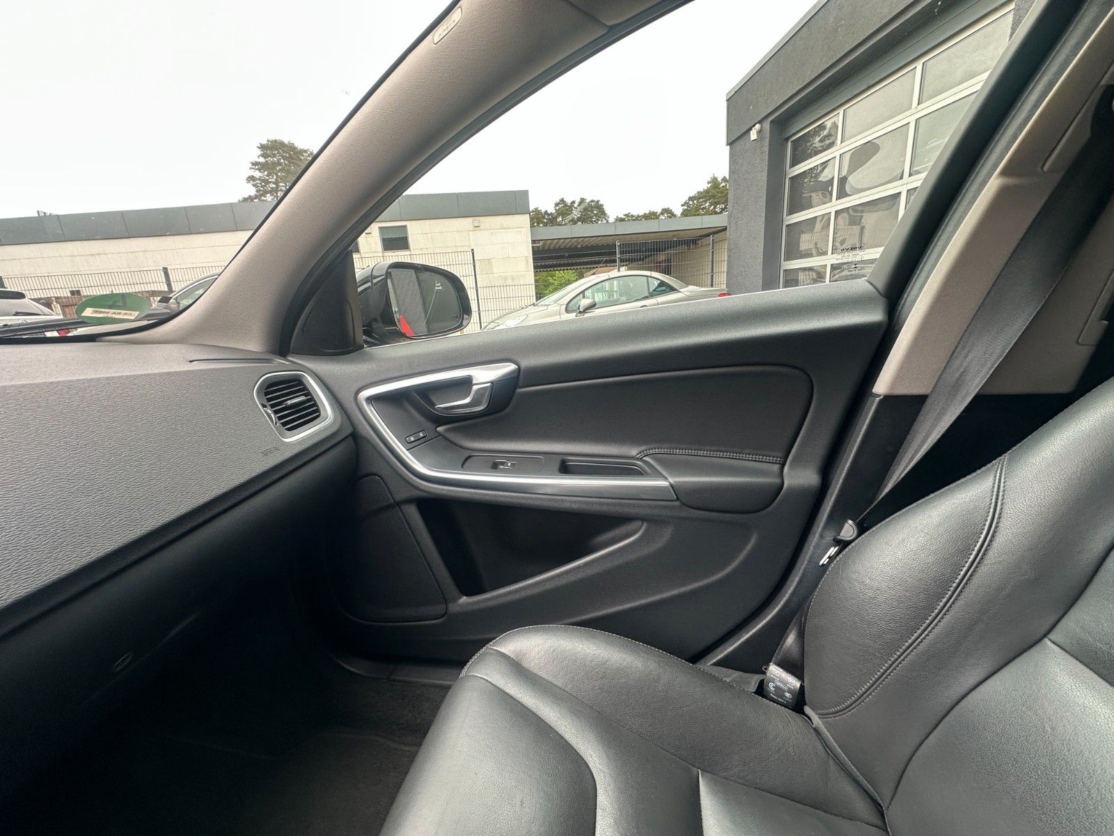 Fahrzeugabbildung Volvo V60 T6 2.4 Summum AWD Diesel/Elektr. Leder