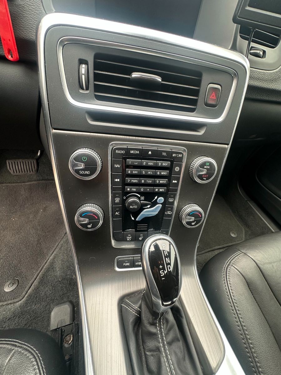 Fahrzeugabbildung Volvo V60 T6 2.4 Summum AWD Diesel/Elektr. Leder