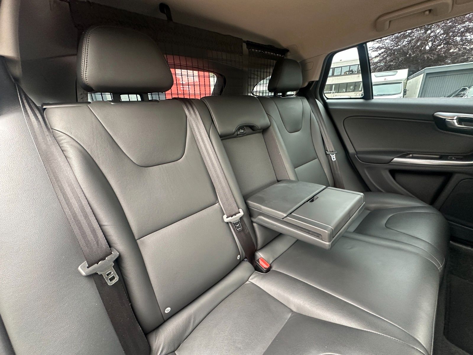 Fahrzeugabbildung Volvo V60 T6 2.4 Summum AWD Diesel/Elektr. Leder