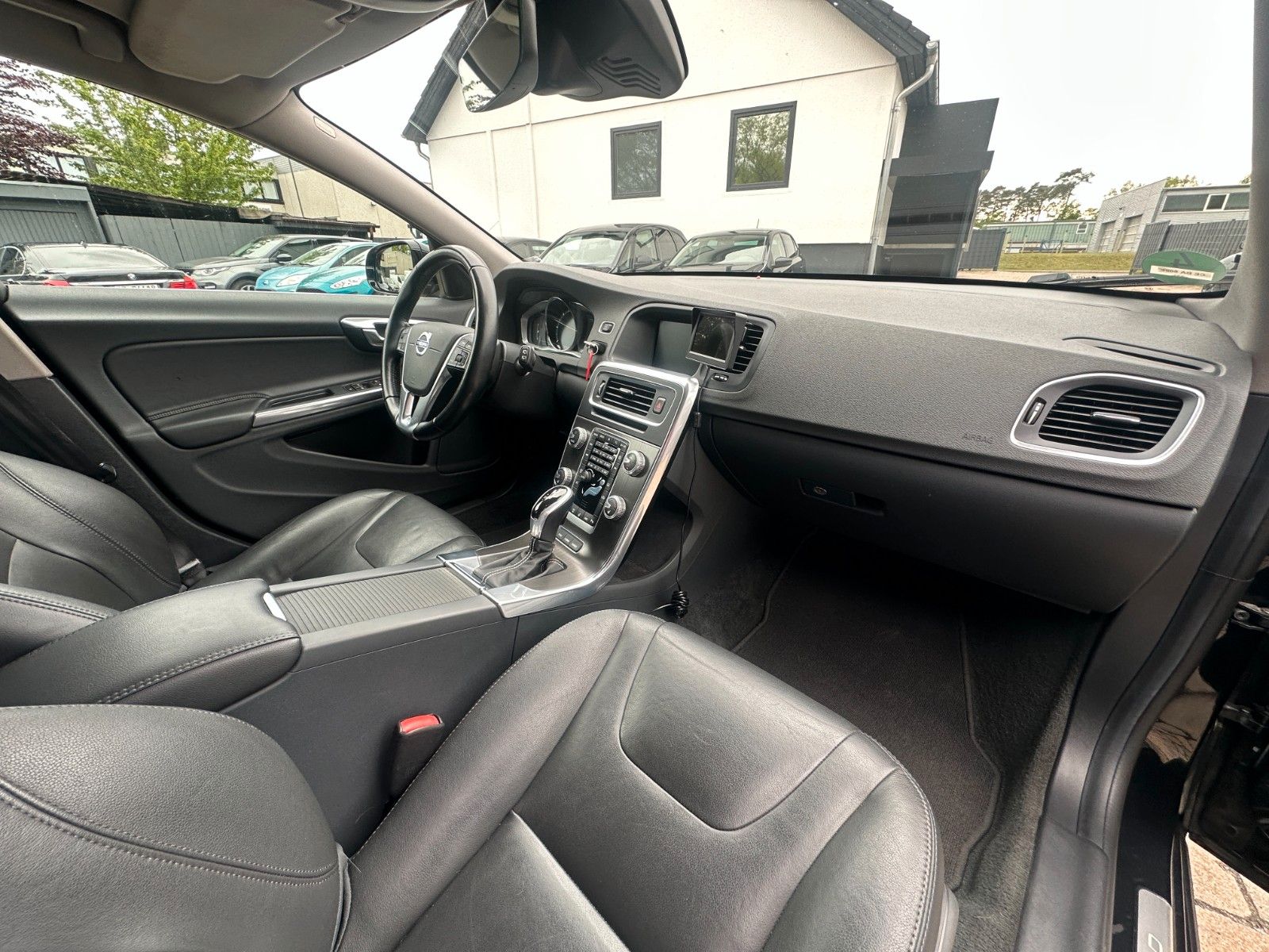 Fahrzeugabbildung Volvo V60 T6 2.4 Summum AWD Diesel/Elektr. Leder