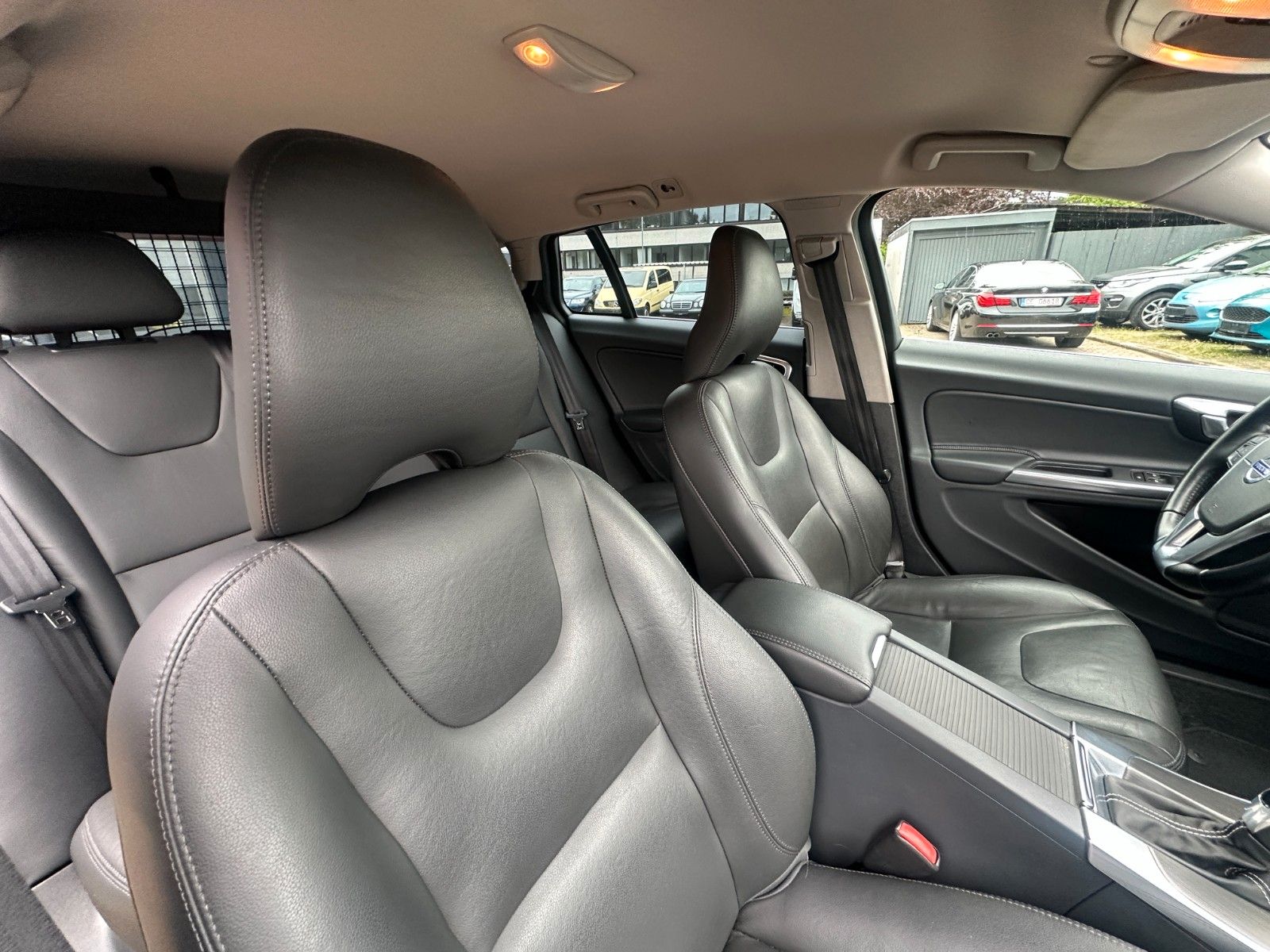 Fahrzeugabbildung Volvo V60 T6 2.4 Summum AWD Diesel/Elektr. Leder