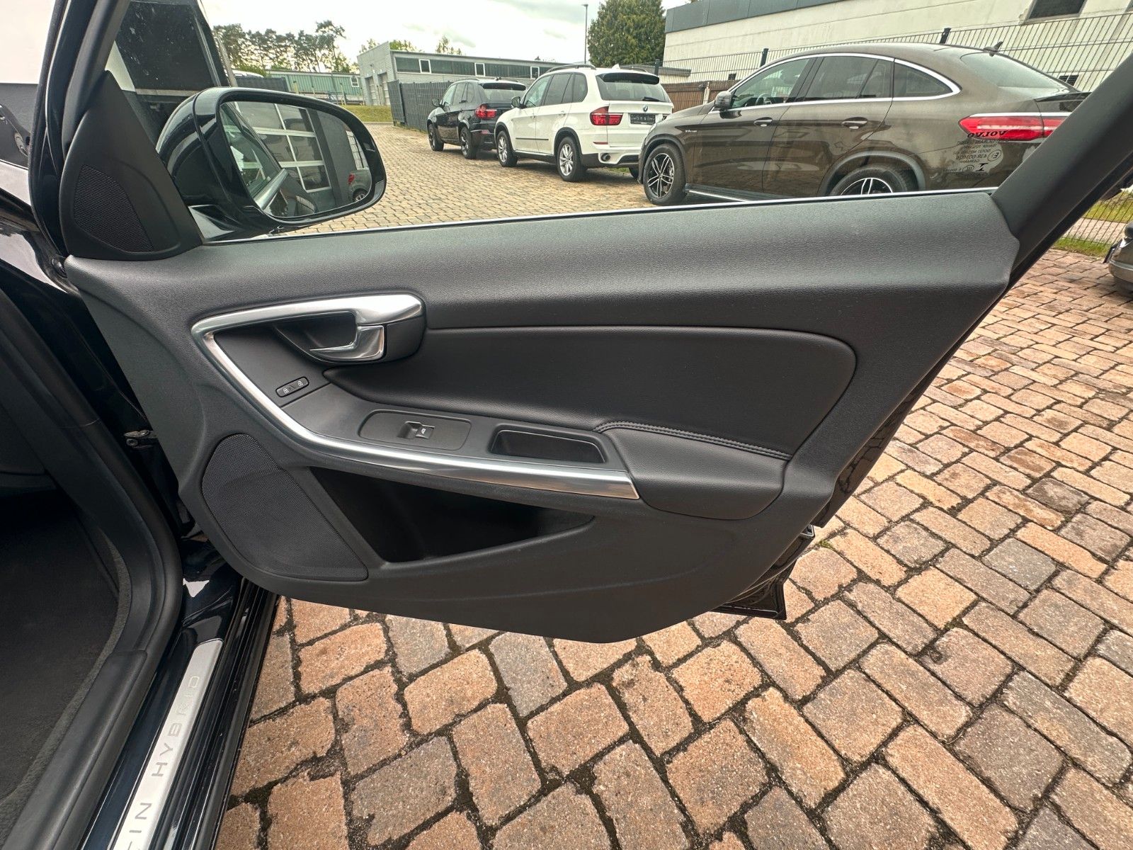 Fahrzeugabbildung Volvo V60 T6 2.4 Summum AWD Diesel/Elektr. Leder