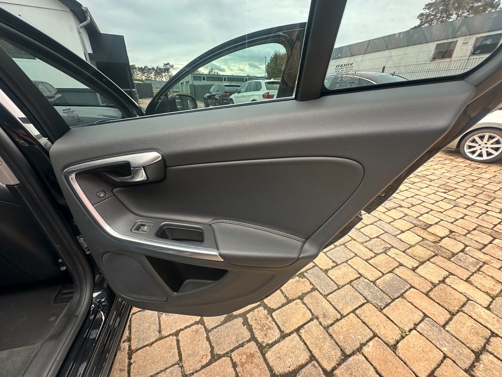 Fahrzeugabbildung Volvo V60 T6 2.4 Summum AWD Diesel/Elektr. Leder