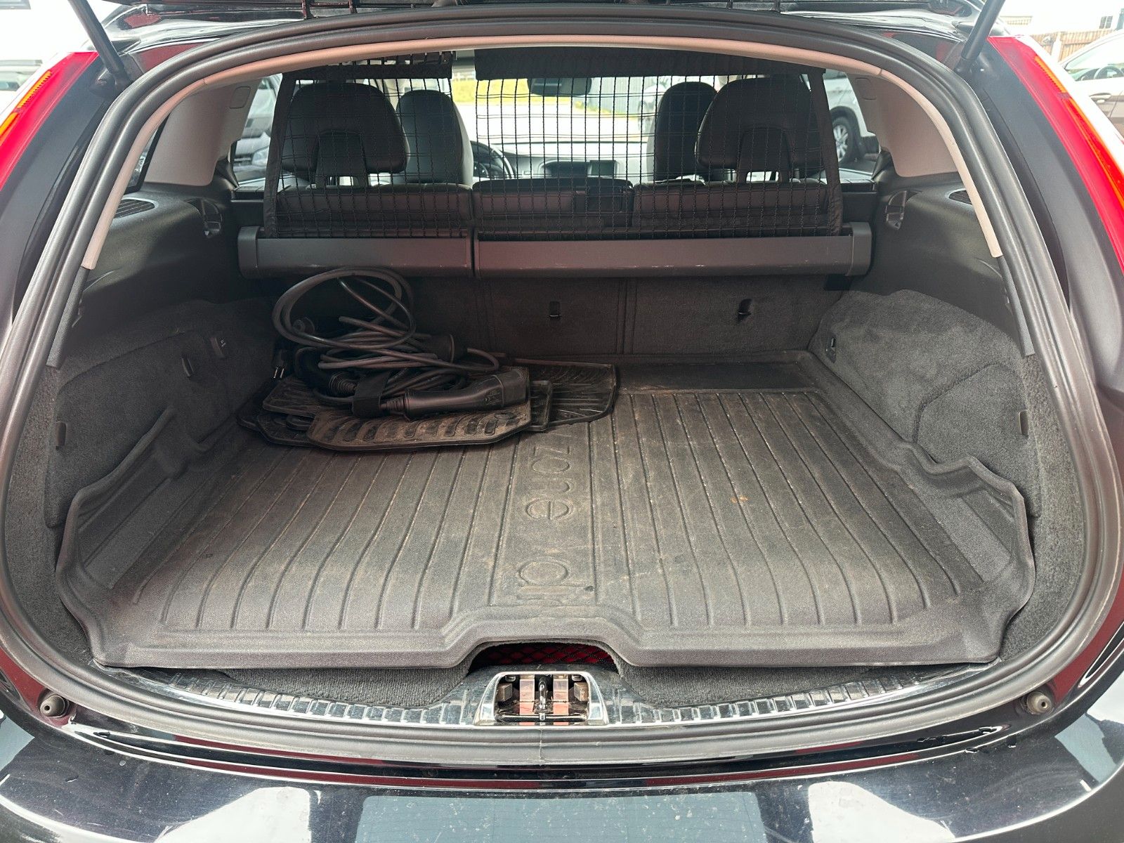 Fahrzeugabbildung Volvo V60 T6 2.4 Summum AWD Diesel/Elektr. Leder