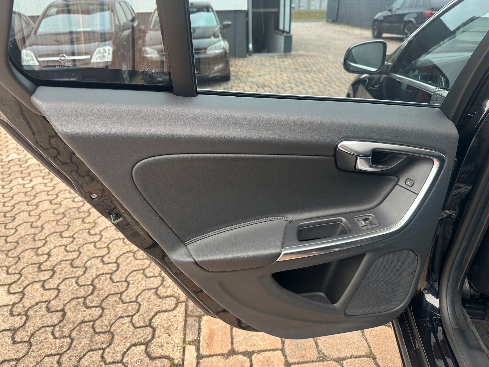 Fahrzeugabbildung Volvo V60 T6 2.4 Summum AWD Diesel/Elektr. Leder