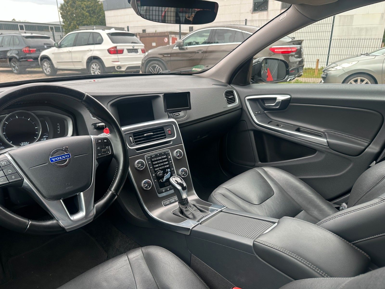 Fahrzeugabbildung Volvo V60 T6 2.4 Summum AWD Diesel/Elektr. Leder