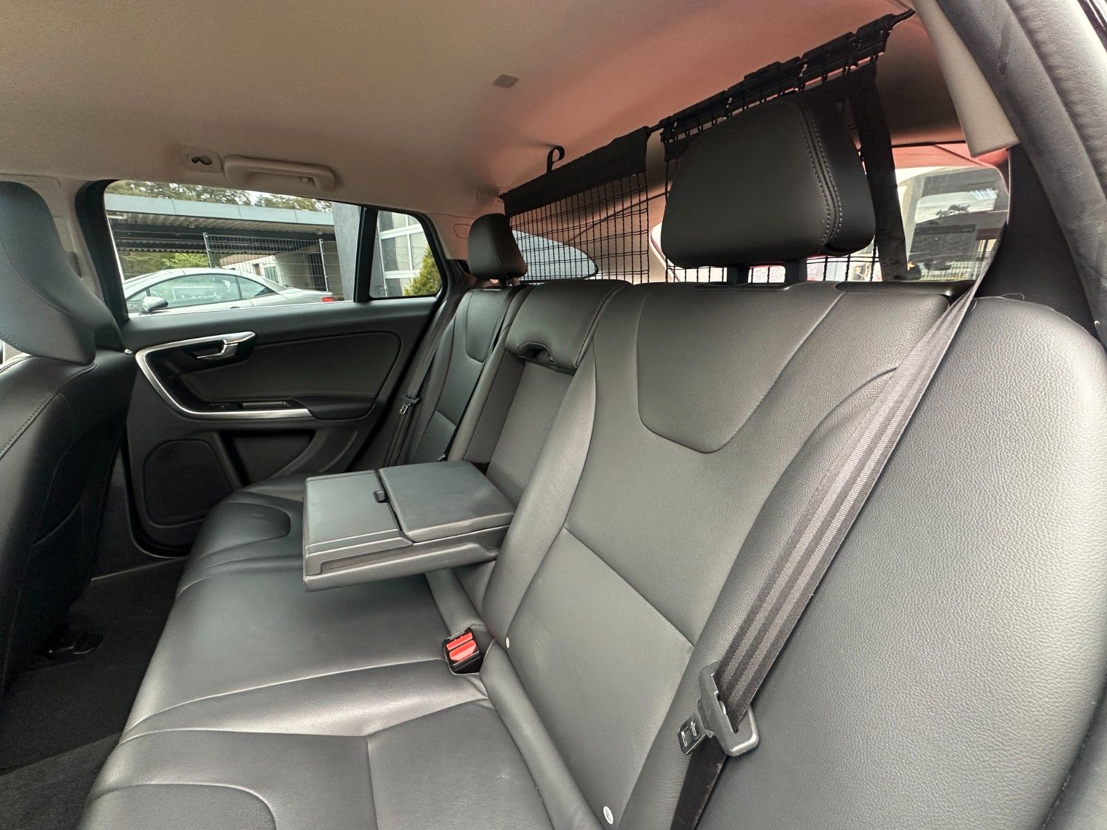 Fahrzeugabbildung Volvo V60 T6 2.4 Summum AWD Diesel/Elektr. Leder