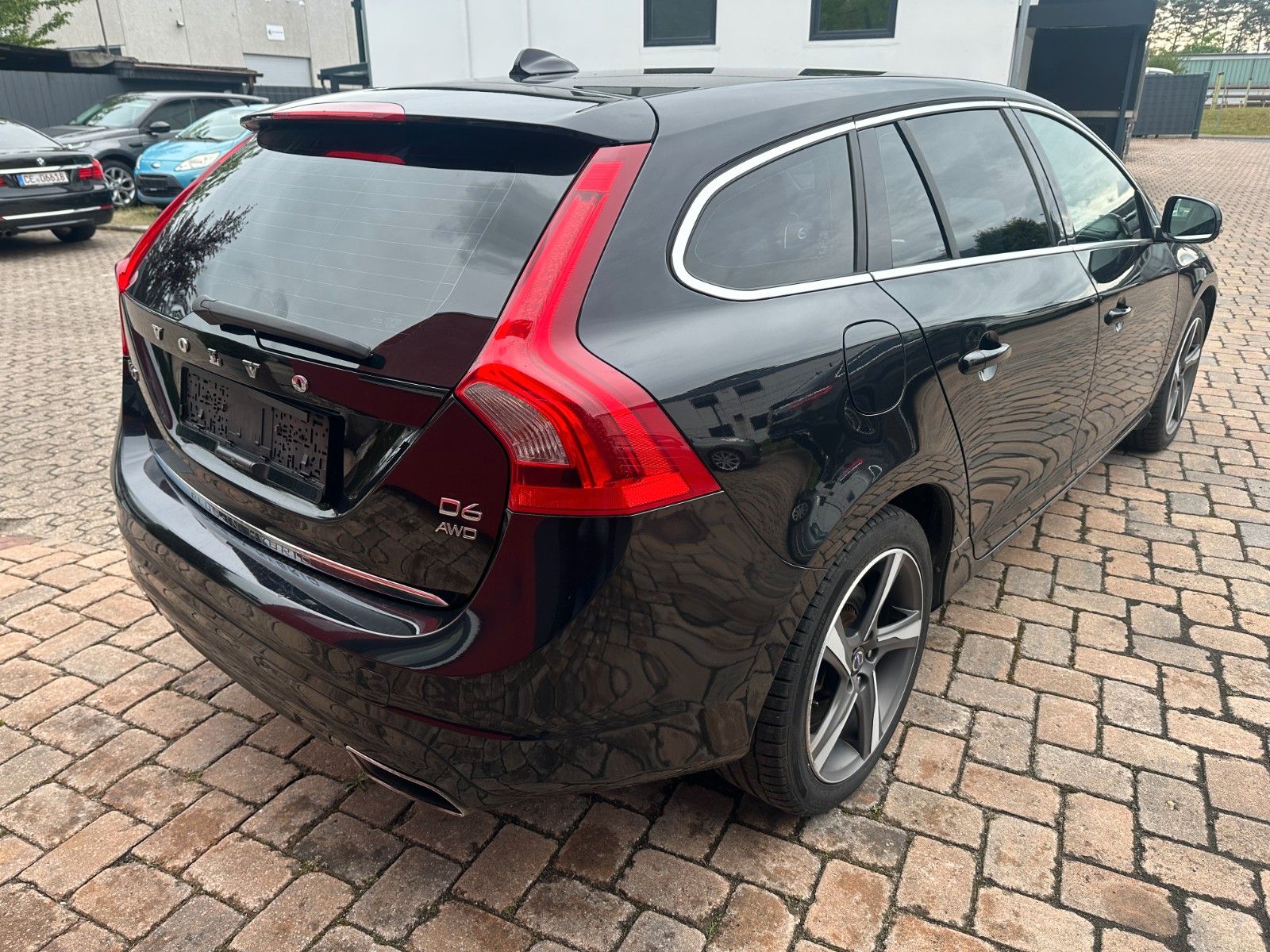 Fahrzeugabbildung Volvo V60 T6 2.4 Summum AWD Diesel/Elektr. Leder