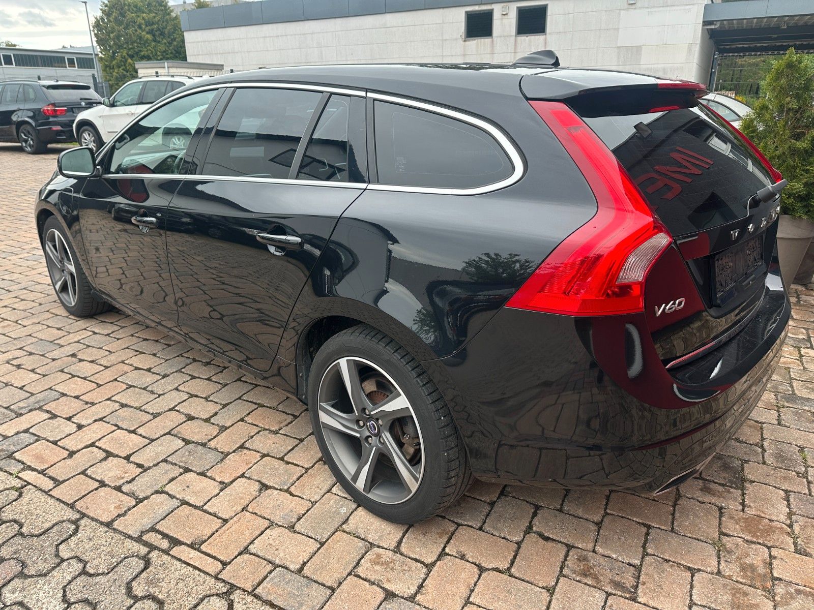 Fahrzeugabbildung Volvo V60 T6 2.4 Summum AWD Diesel/Elektr. Leder