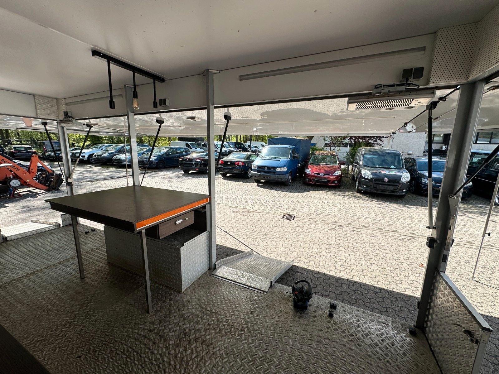 Fahrzeugabbildung Borco-Höhns Verkaufsanhänger SO-AE 3000 Blumen Hydr. Antrieb