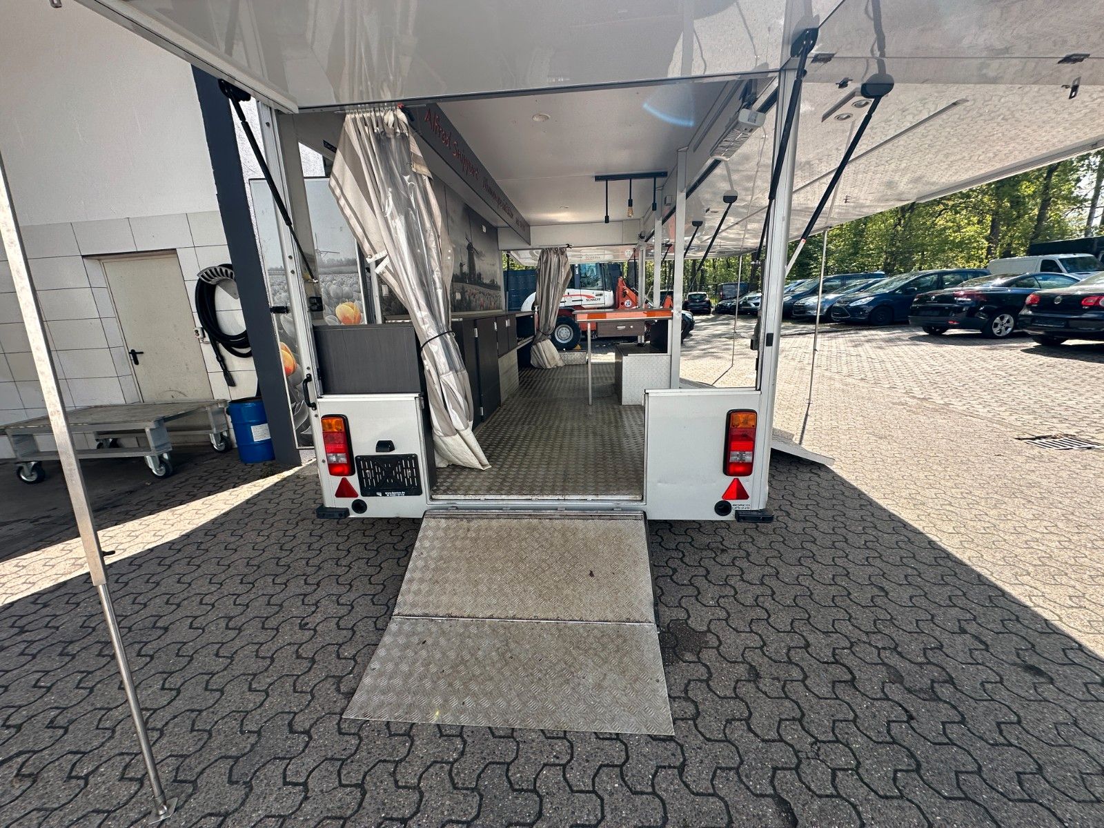 Fahrzeugabbildung Borco-Höhns Verkaufsanhänger SO-AE 3000 Blumen Hydr. Antrieb