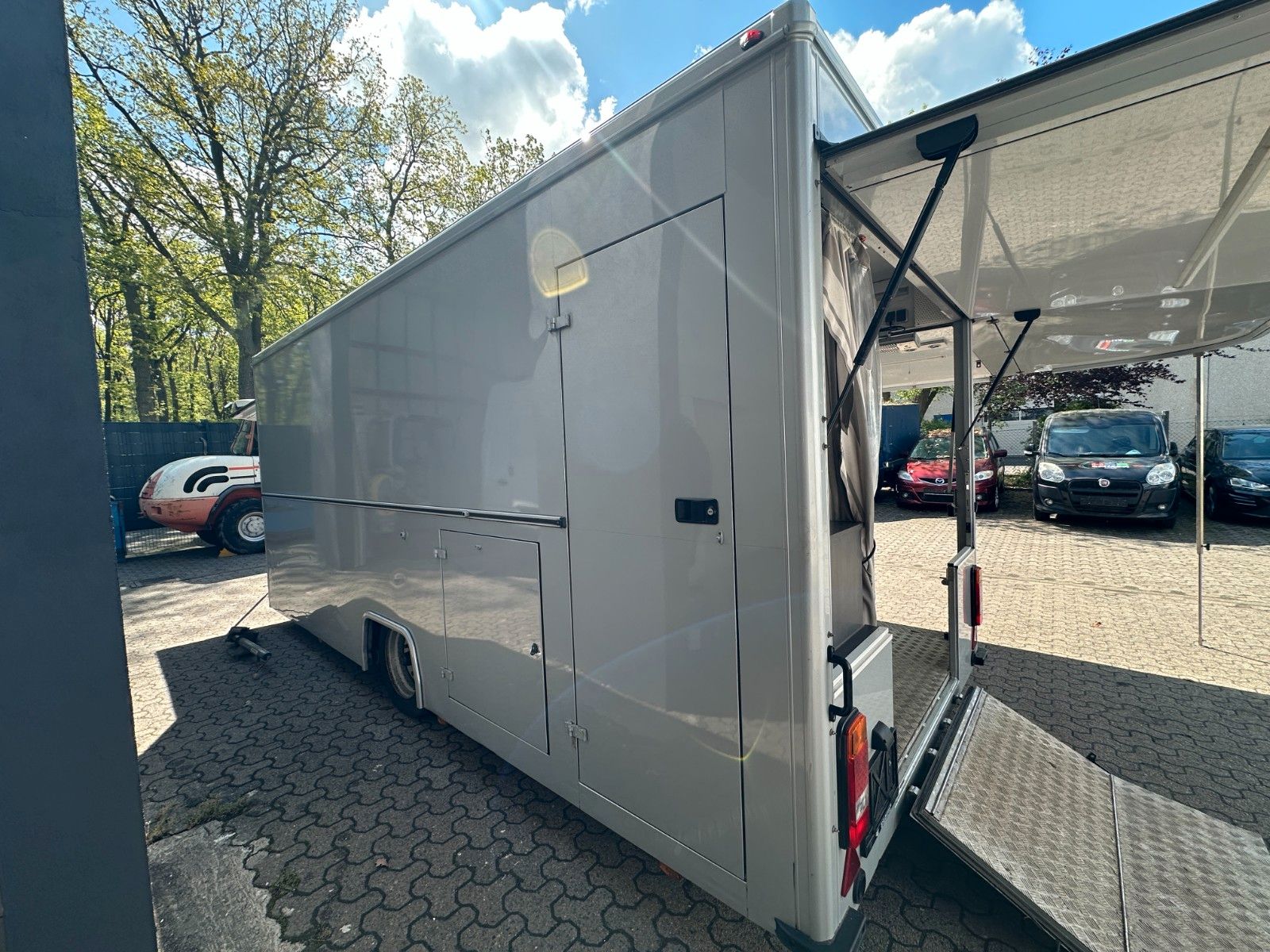 Fahrzeugabbildung Borco-Höhns Verkaufsanhänger SO-AE 3000 Blumen Hydr. Antrieb