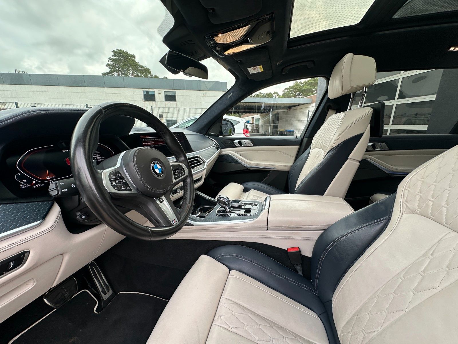 Fahrzeugabbildung BMW X7 M50 d Individual Pano 7 Sitze Laser Bi-Color