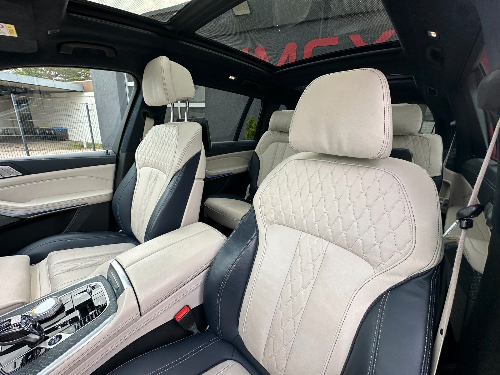 Fahrzeugabbildung BMW X7 M50 d Individual Pano 7 Sitze Laser Bi-Color