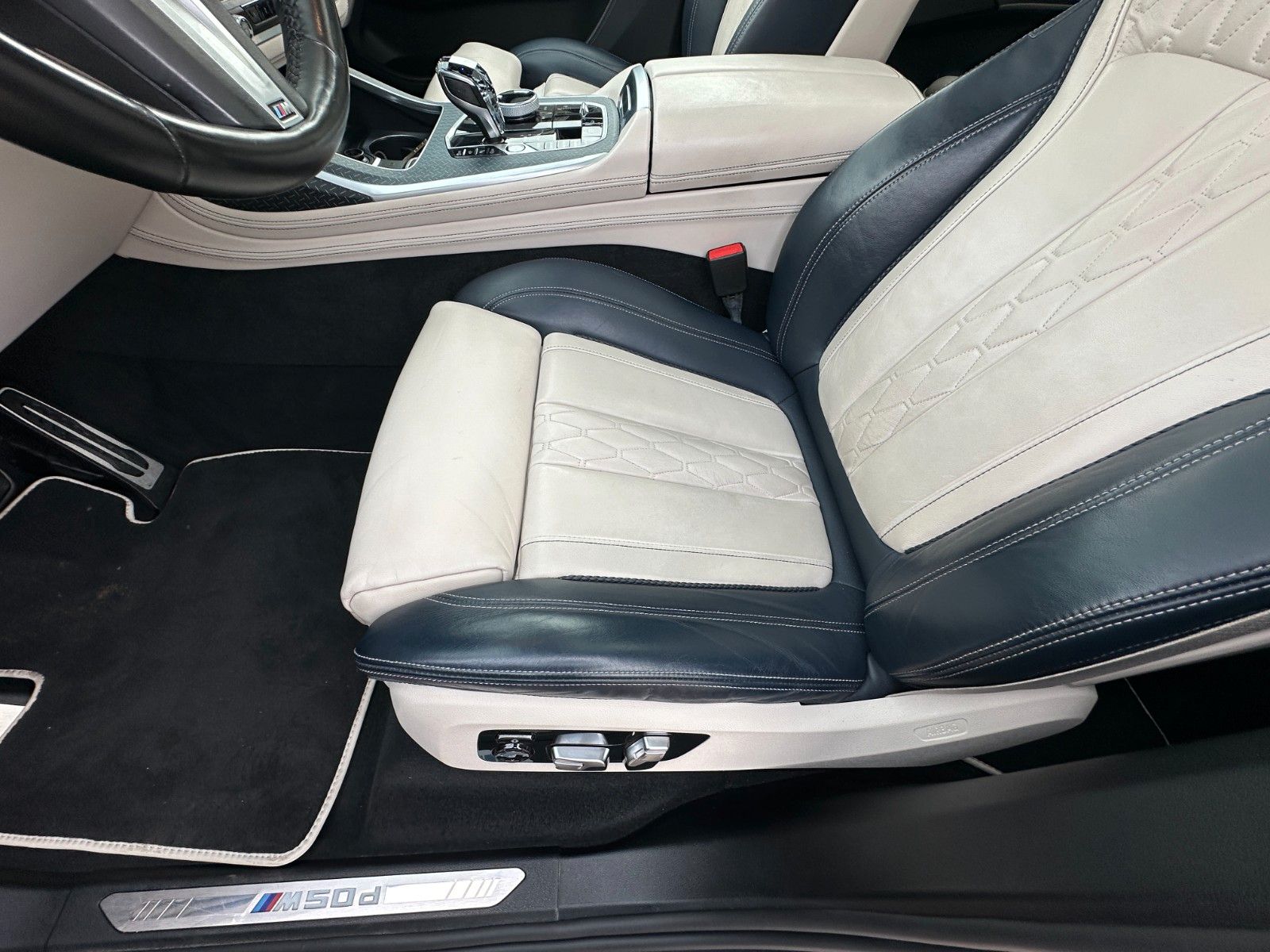 Fahrzeugabbildung BMW X7 M50 d Individual Pano 7 Sitze Laser Bi-Color