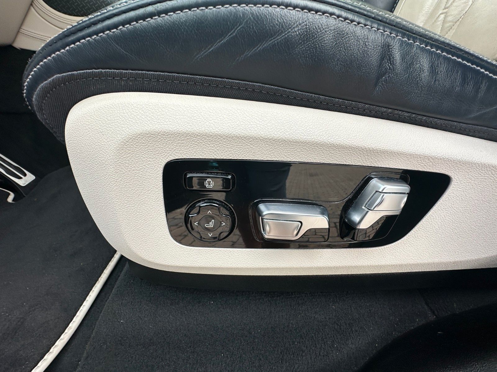Fahrzeugabbildung BMW X7 M50 d Individual Pano 7 Sitze Laser Bi-Color