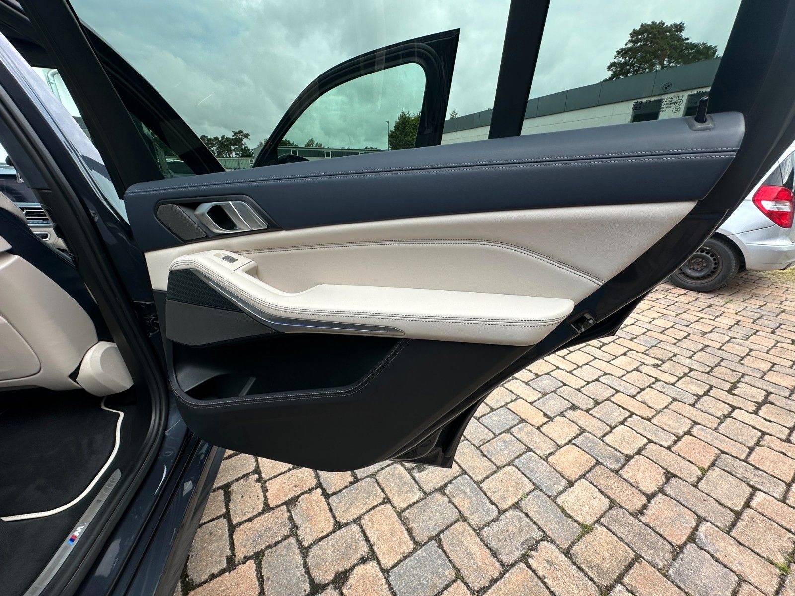 Fahrzeugabbildung BMW X7 M50 d Individual Pano 7 Sitze Laser Bi-Color