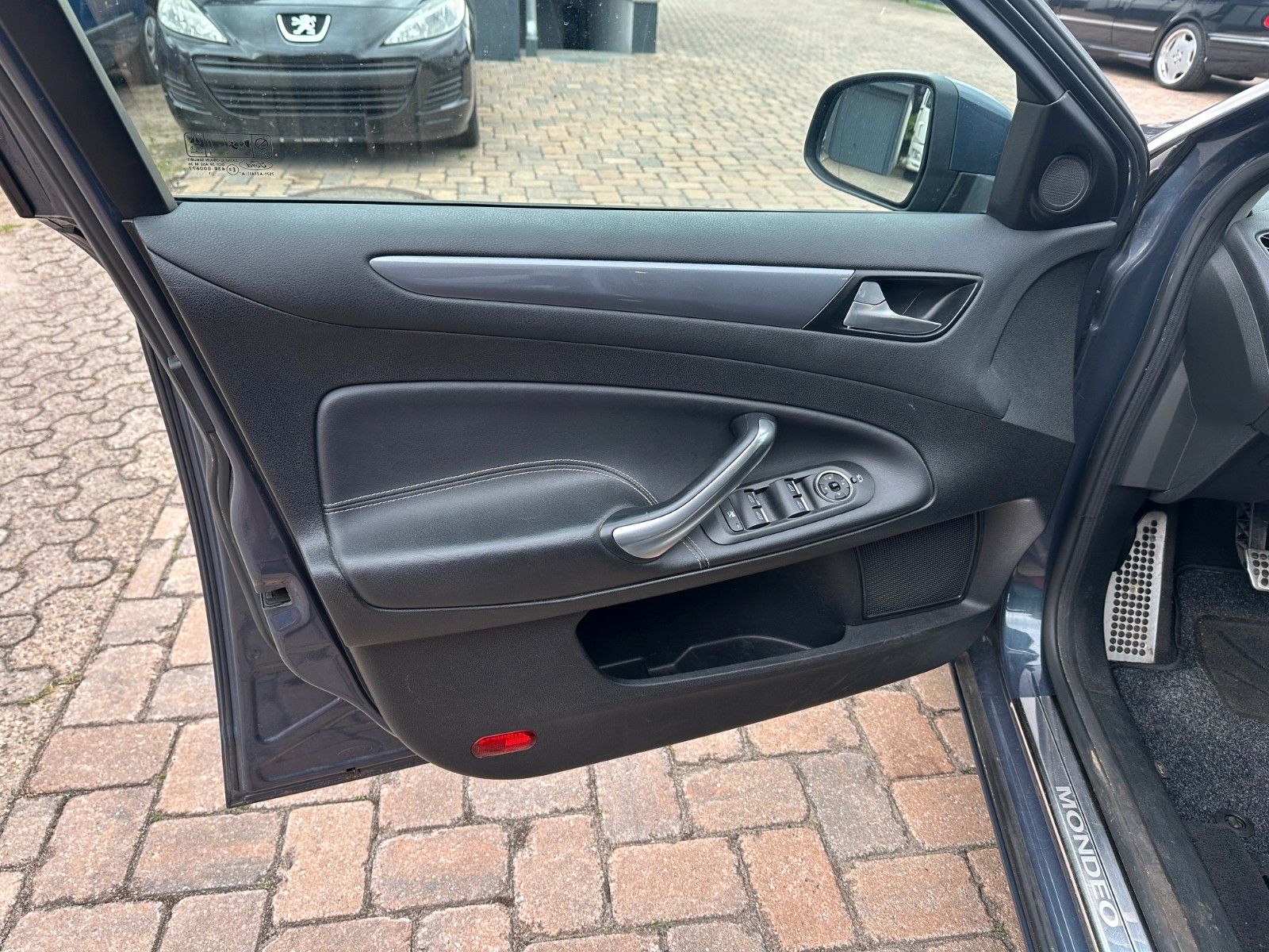 Fahrzeugabbildung Ford Mondeo Turnier Trend 1.6 160 PS Navi SH