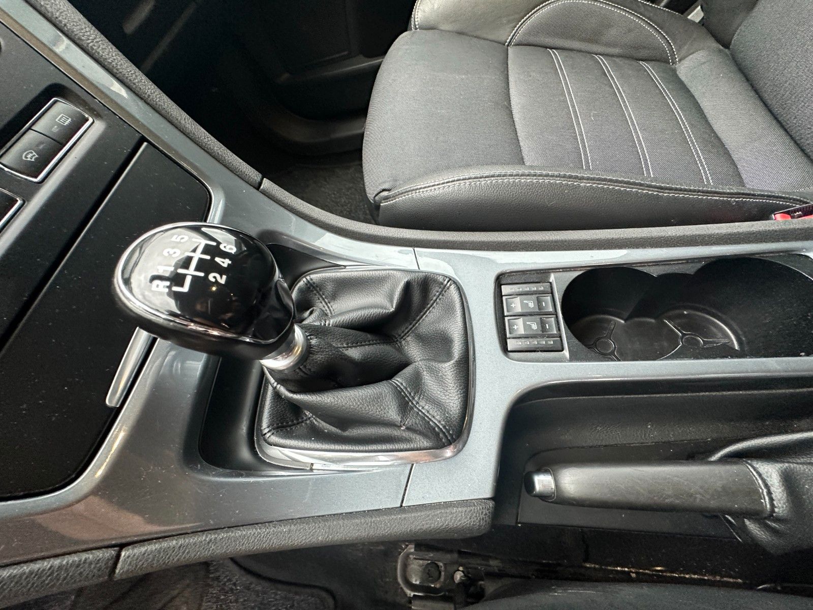 Fahrzeugabbildung Ford Mondeo Turnier Trend 1.6 160 PS Navi SH