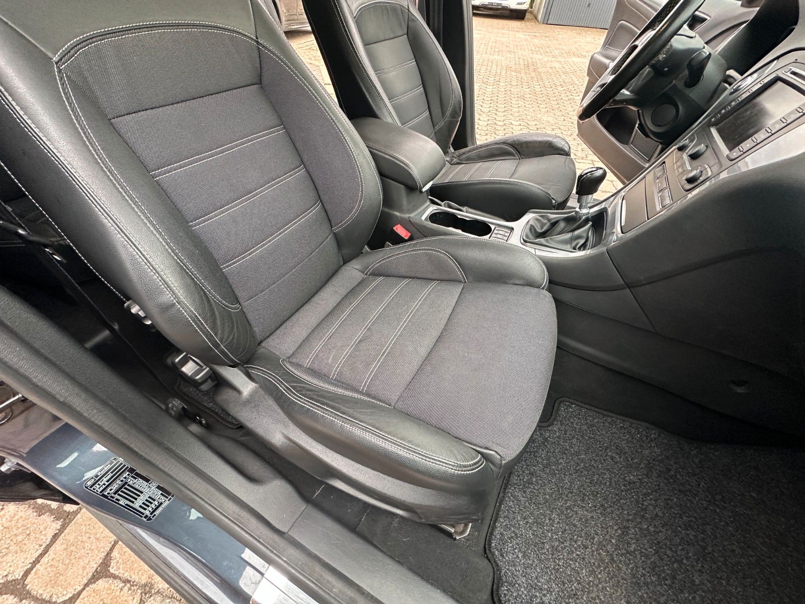 Fahrzeugabbildung Ford Mondeo Turnier Trend 1.6 160 PS Navi SH