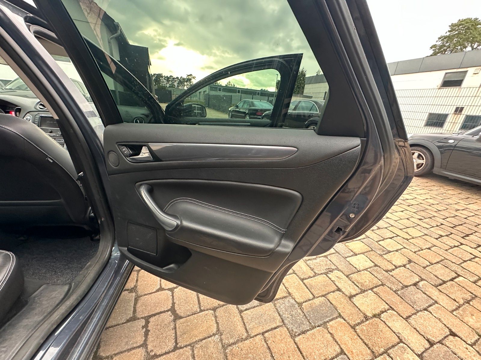 Fahrzeugabbildung Ford Mondeo Turnier Trend 1.6 160 PS Navi SH