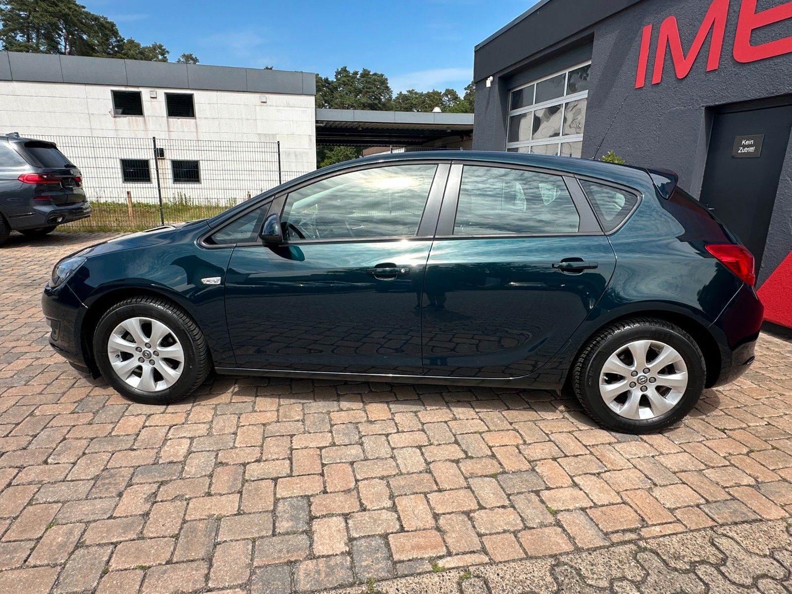 Fahrzeugabbildung Opel Astra J Lim. 5-trg. Edition 1.6 115 PS HU neu