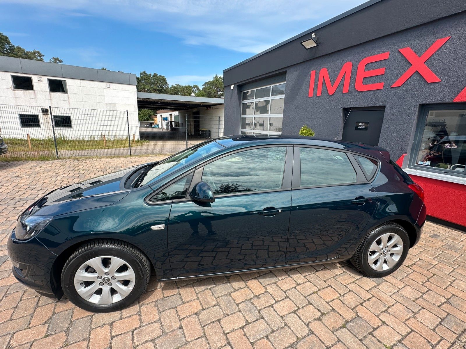 Fahrzeugabbildung Opel Astra J Lim. 5-trg. Edition 1.6 115 PS HU neu