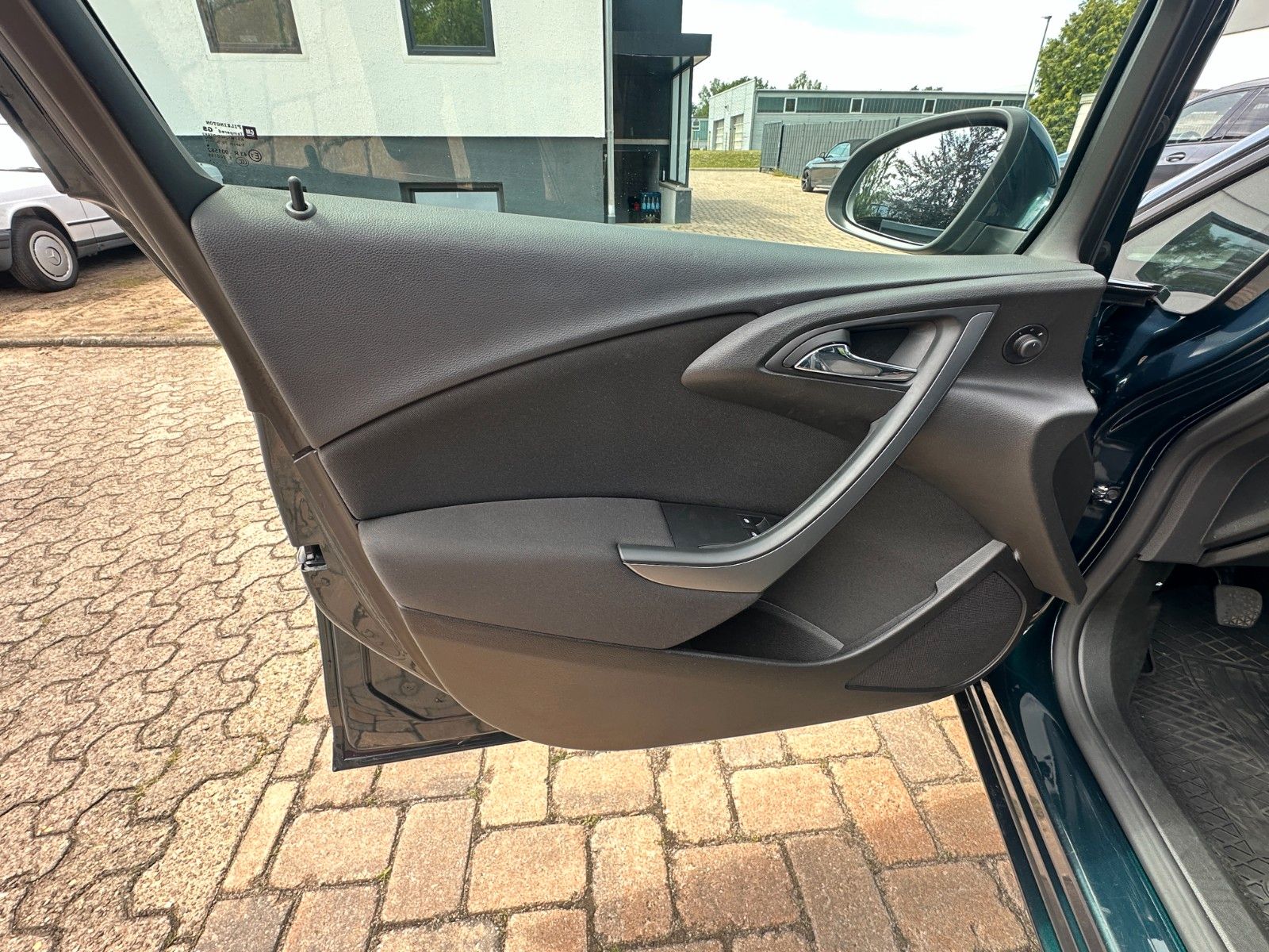 Fahrzeugabbildung Opel Astra J Lim. 5-trg. Edition 1.6 115 PS HU neu