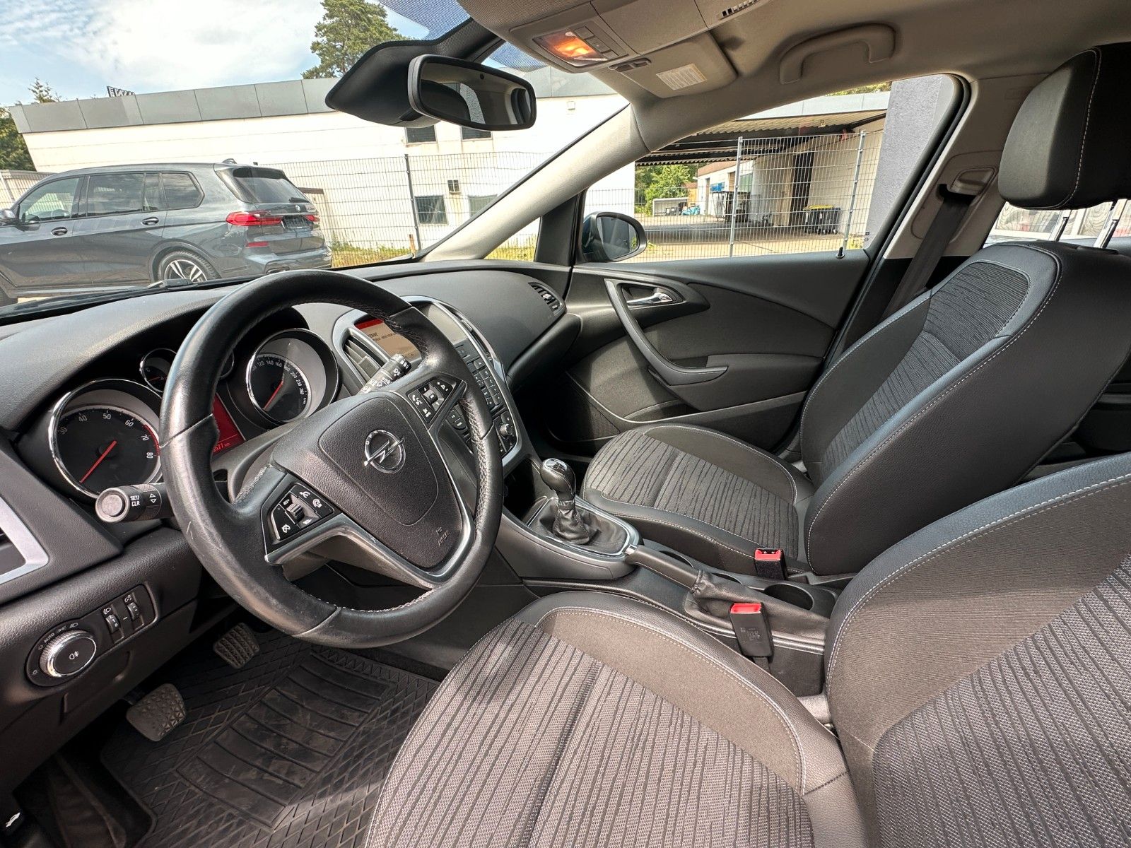 Fahrzeugabbildung Opel Astra J Lim. 5-trg. Edition 1.6 115 PS HU neu