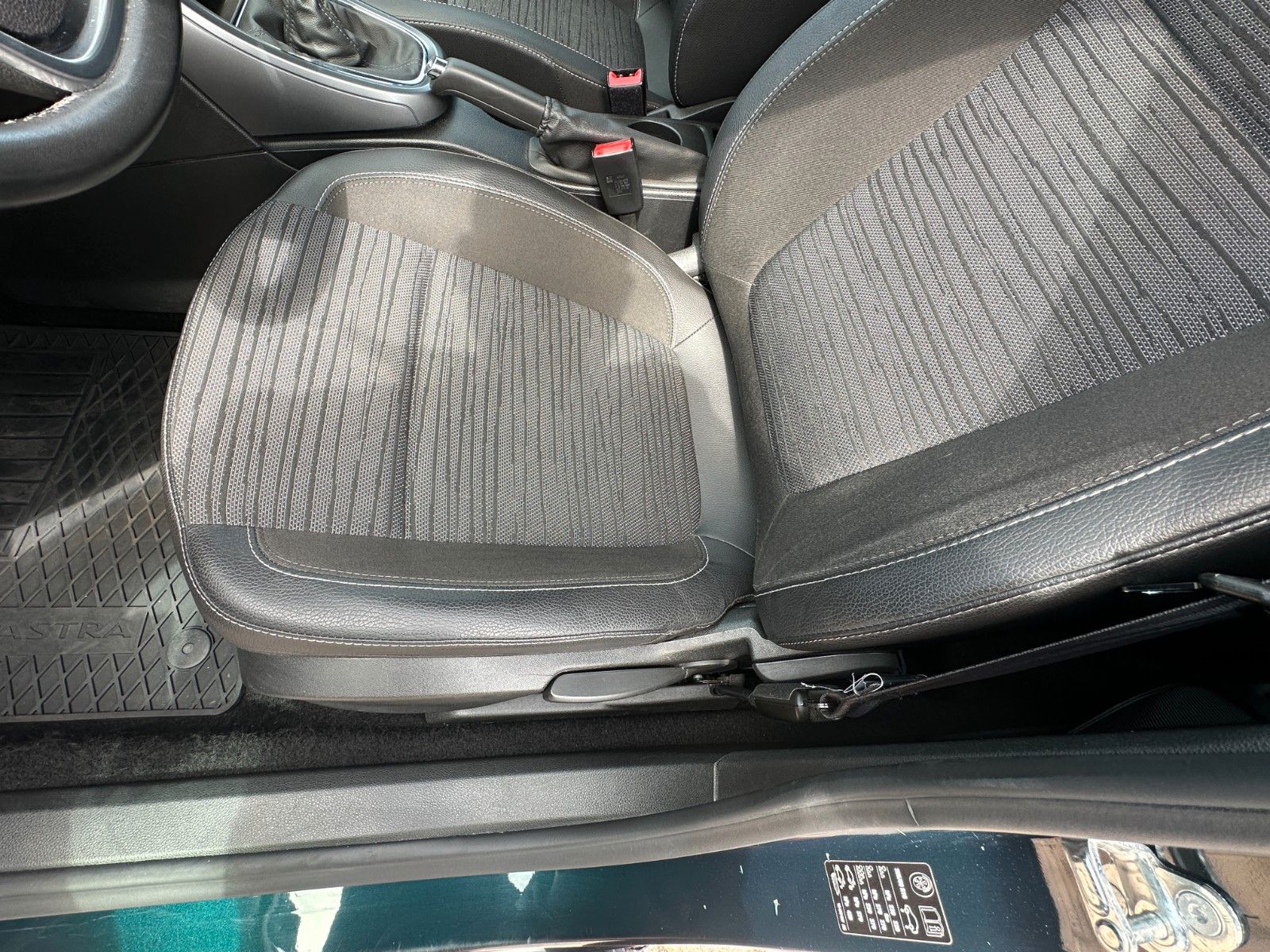 Fahrzeugabbildung Opel Astra J Lim. 5-trg. Edition 1.6 115 PS HU neu