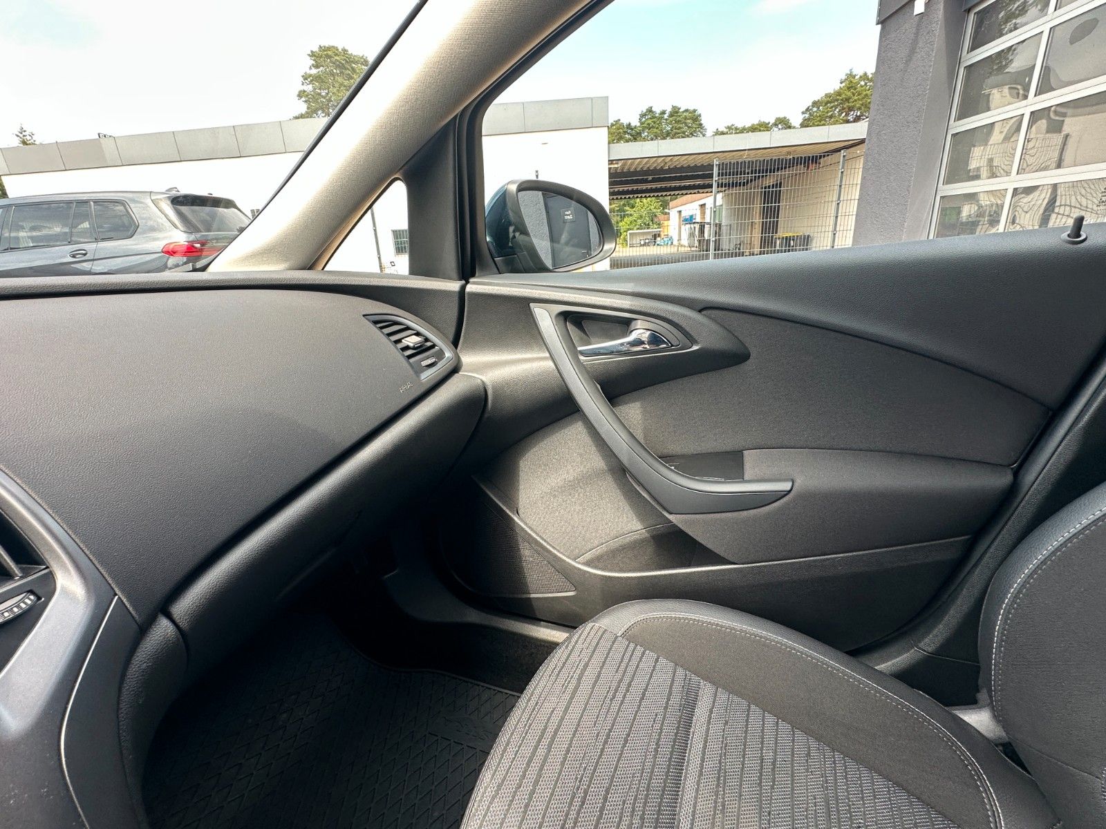 Fahrzeugabbildung Opel Astra J Lim. 5-trg. Edition 1.6 115 PS HU neu