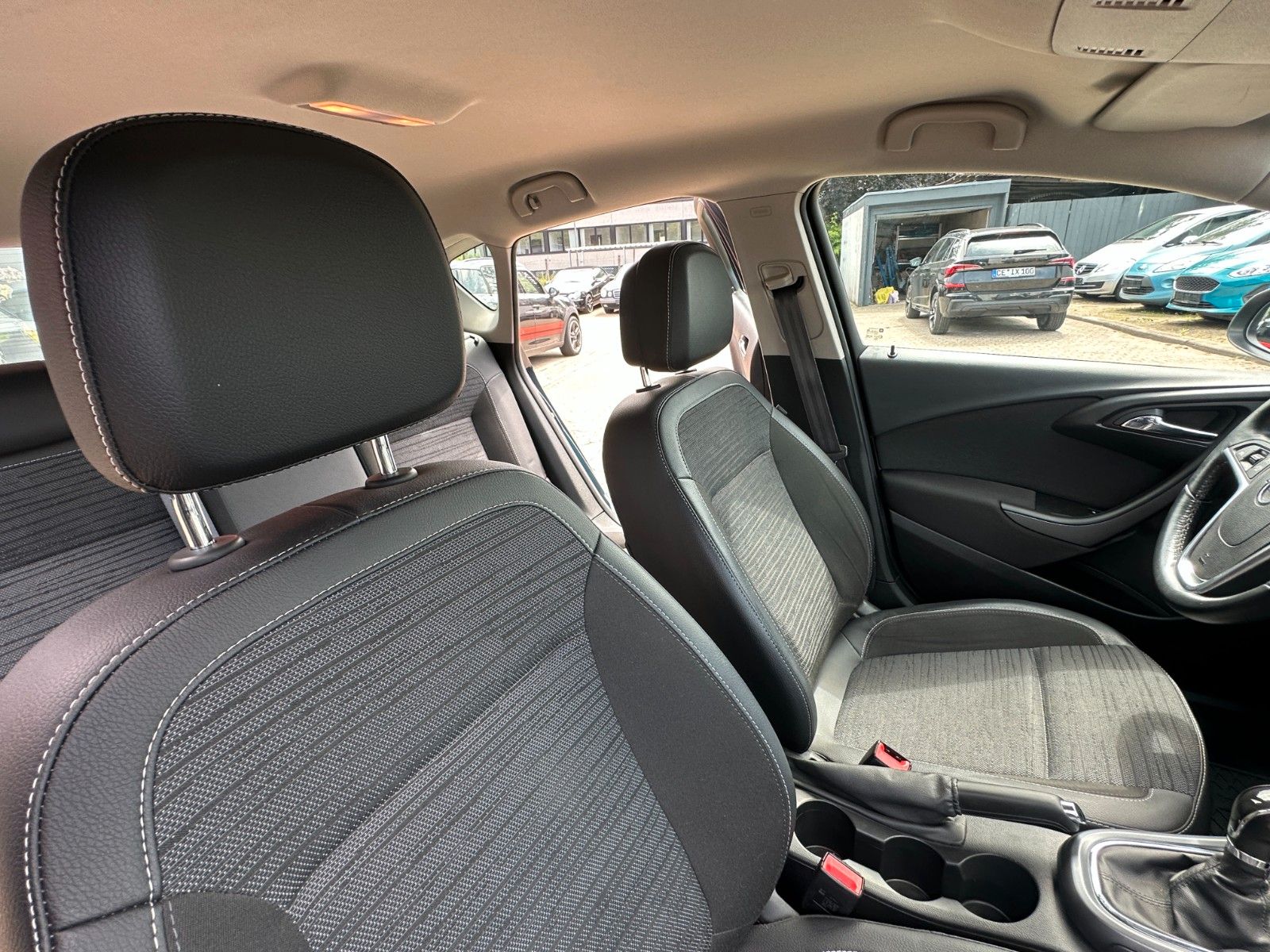 Fahrzeugabbildung Opel Astra J Lim. 5-trg. Edition 1.6 115 PS HU neu