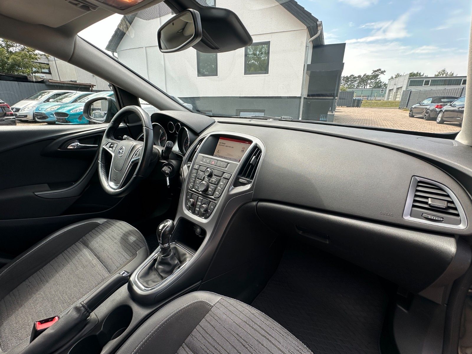 Fahrzeugabbildung Opel Astra J Lim. 5-trg. Edition 1.6 115 PS HU neu