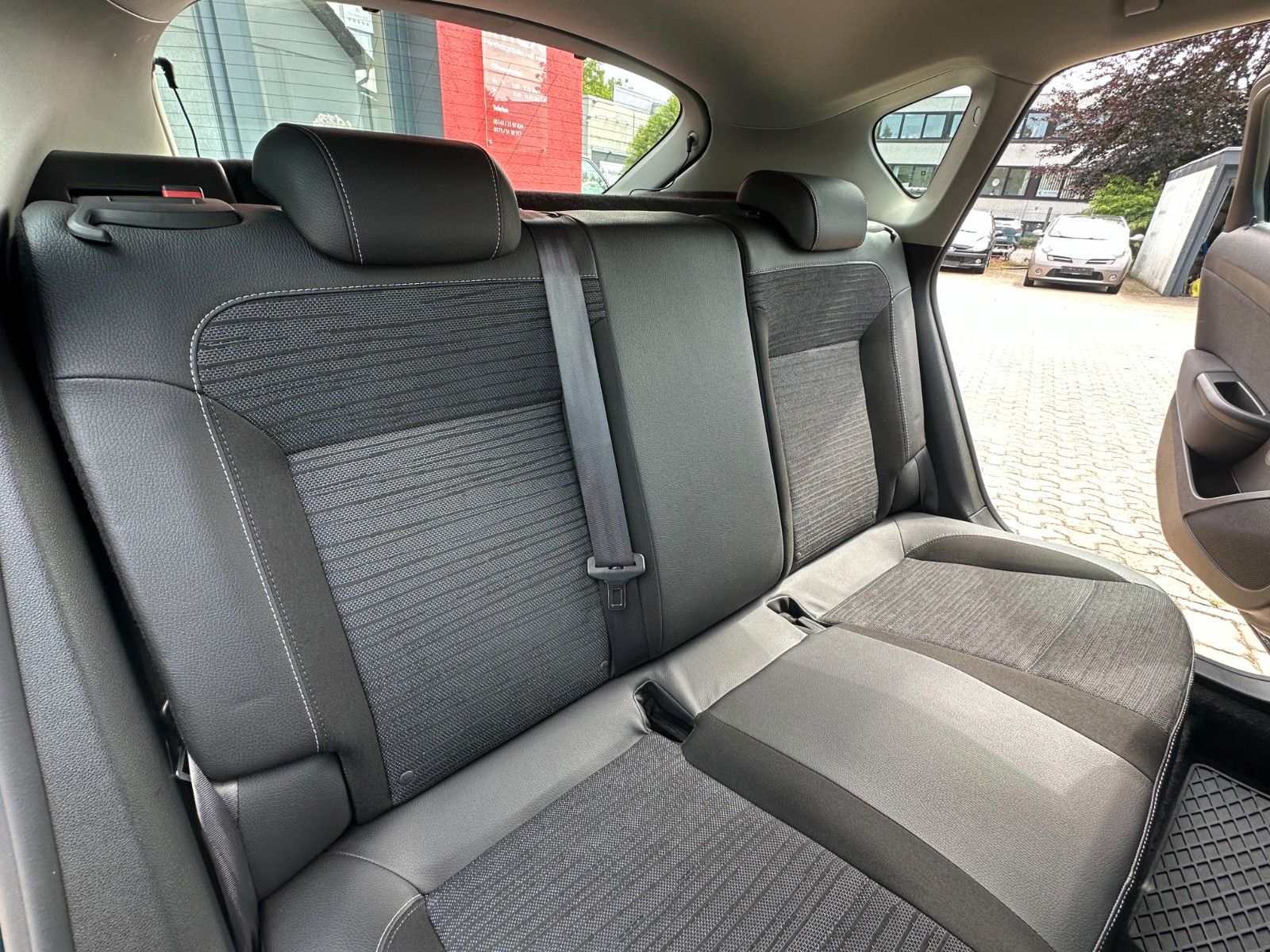 Fahrzeugabbildung Opel Astra J Lim. 5-trg. Edition 1.6 115 PS HU neu
