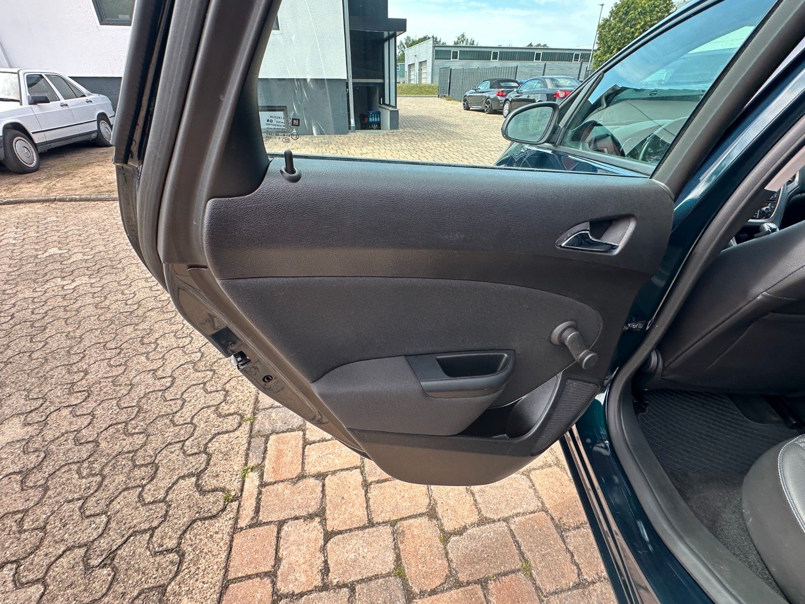 Fahrzeugabbildung Opel Astra J Lim. 5-trg. Edition 1.6 115 PS HU neu