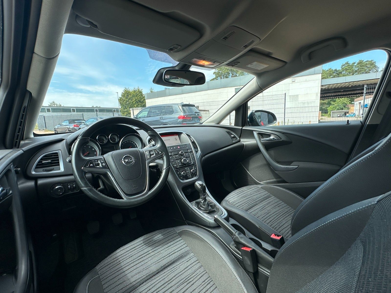 Fahrzeugabbildung Opel Astra J Lim. 5-trg. Edition 1.6 115 PS HU neu