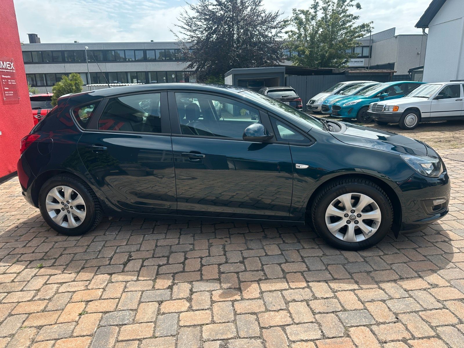Fahrzeugabbildung Opel Astra J Lim. 5-trg. Edition 1.6 115 PS HU neu