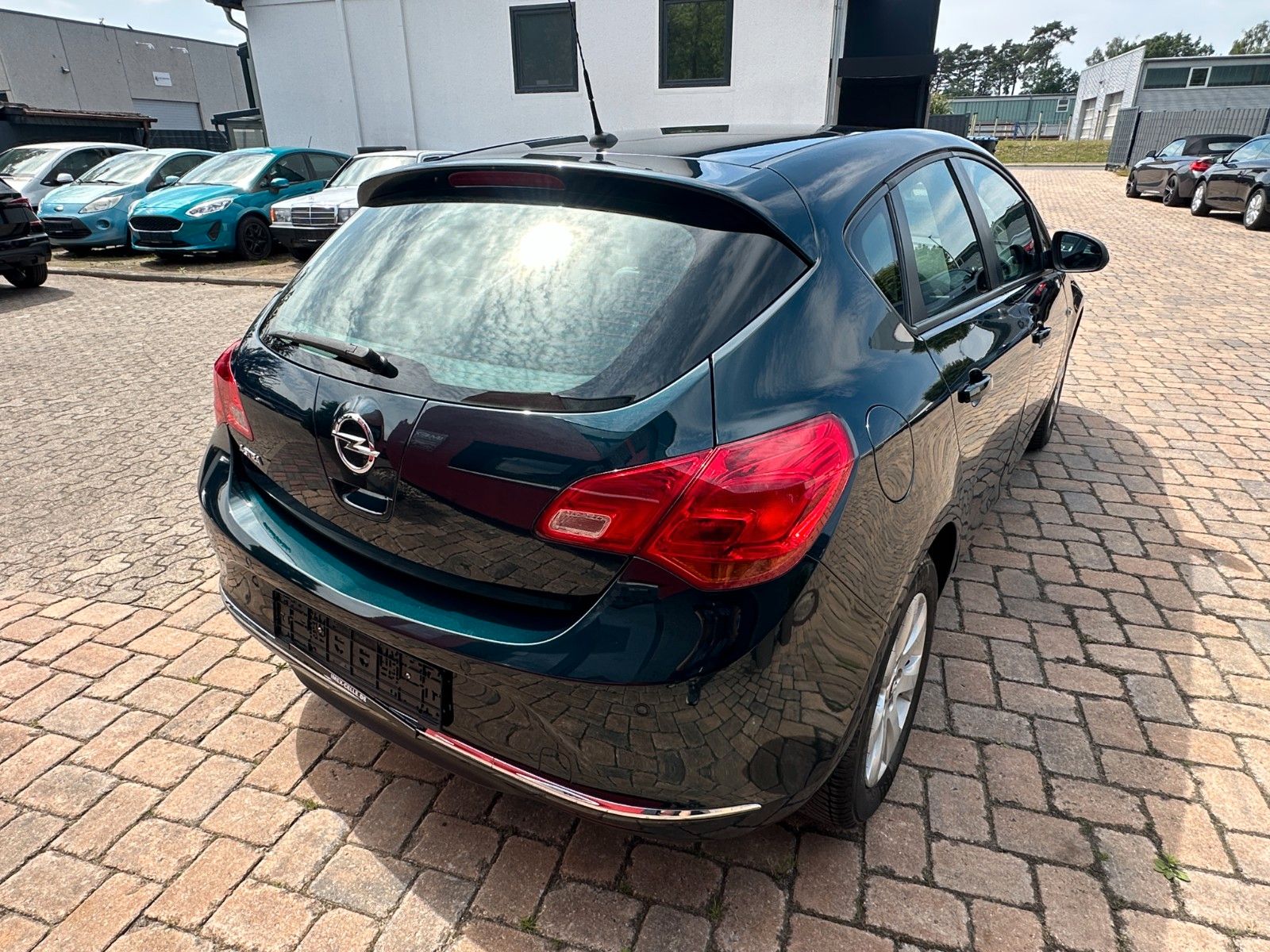 Fahrzeugabbildung Opel Astra J Lim. 5-trg. Edition 1.6 115 PS HU neu
