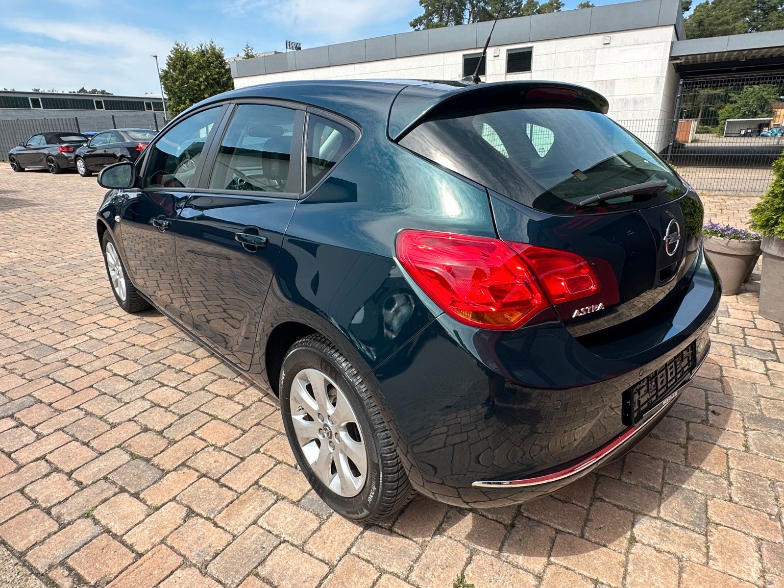 Fahrzeugabbildung Opel Astra J Lim. 5-trg. Edition 1.6 115 PS HU neu