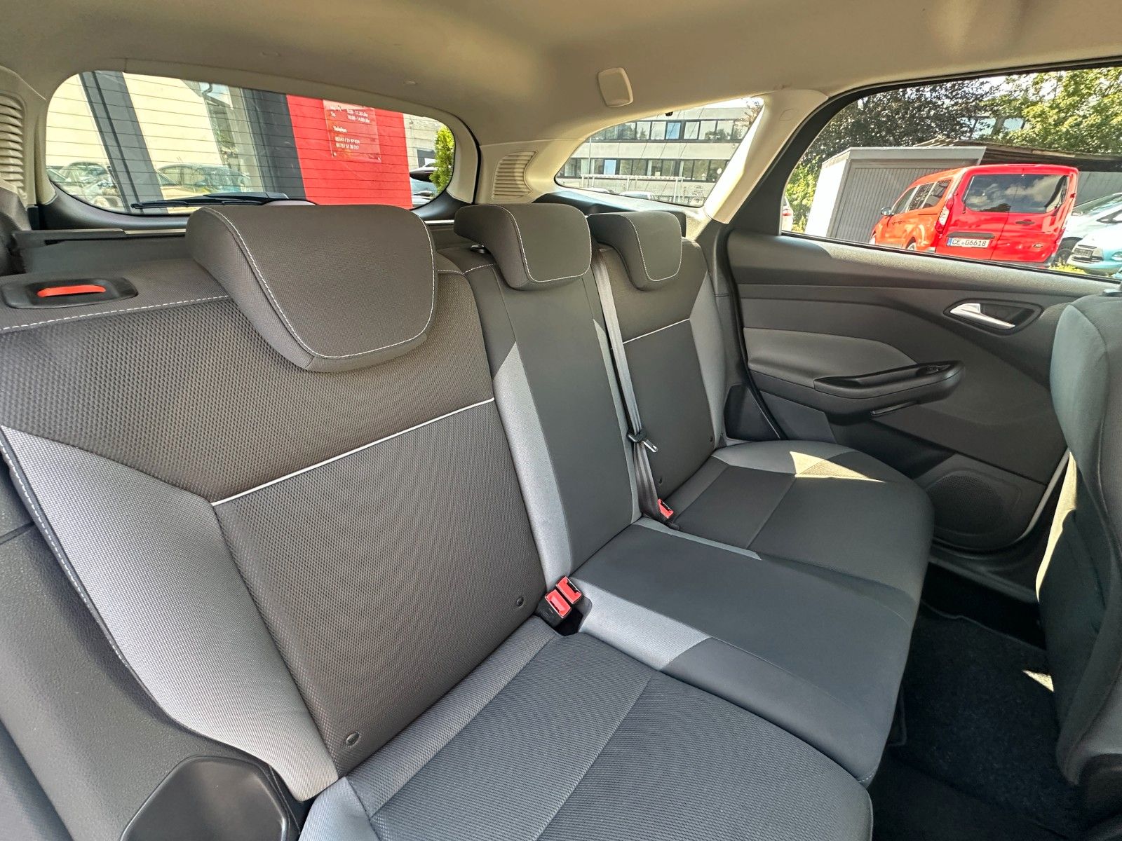 Fahrzeugabbildung Ford Focus Turnier Trend 1.6 115 PS