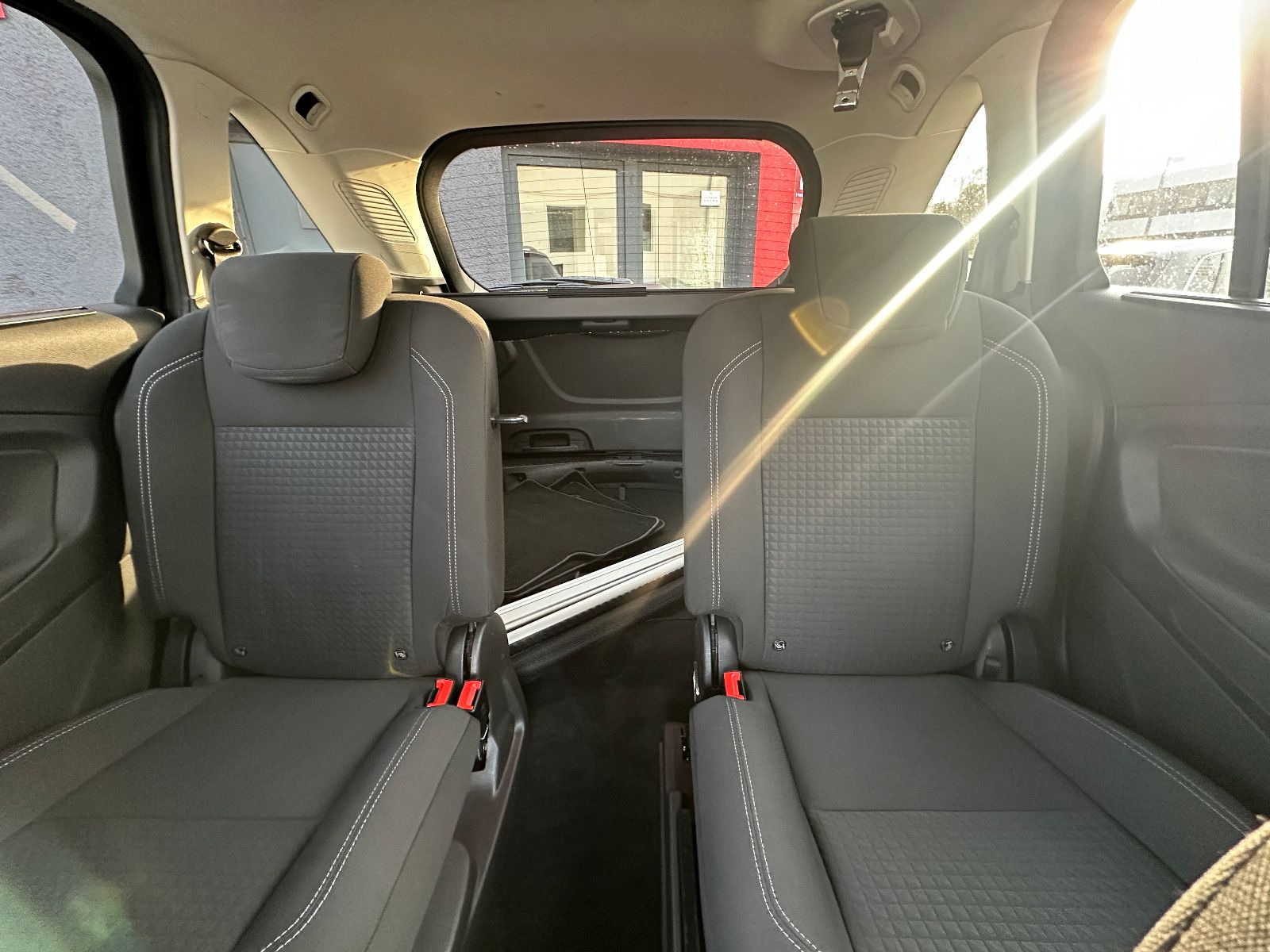 Fahrzeugabbildung Ford C-MAX Cool & Connect 2.0 150 PS Autom. Navi AHK
