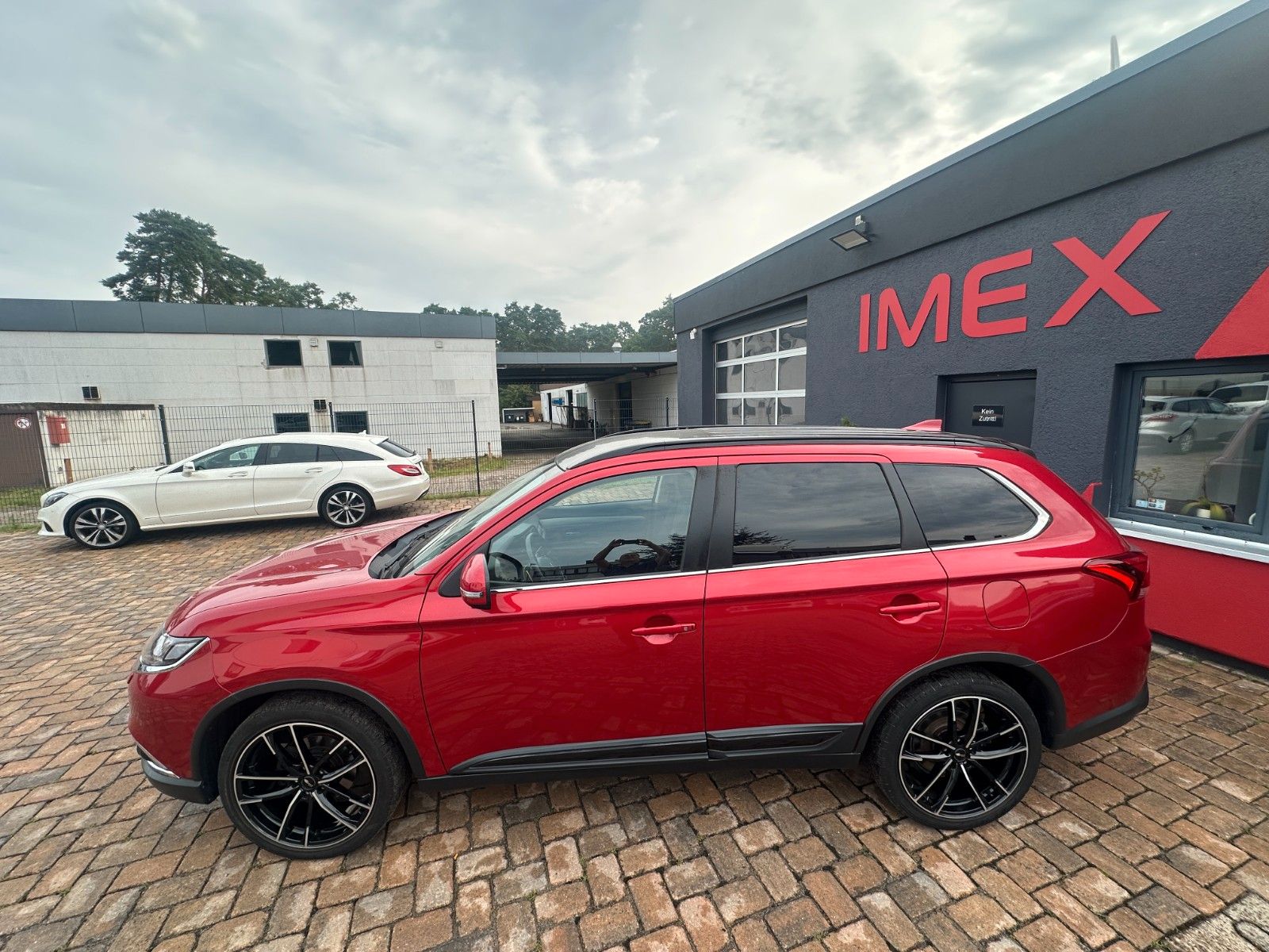 Fahrzeugabbildung Mitsubishi Outlander Edition+ 4WD 150 PS Autom. Navi AHK