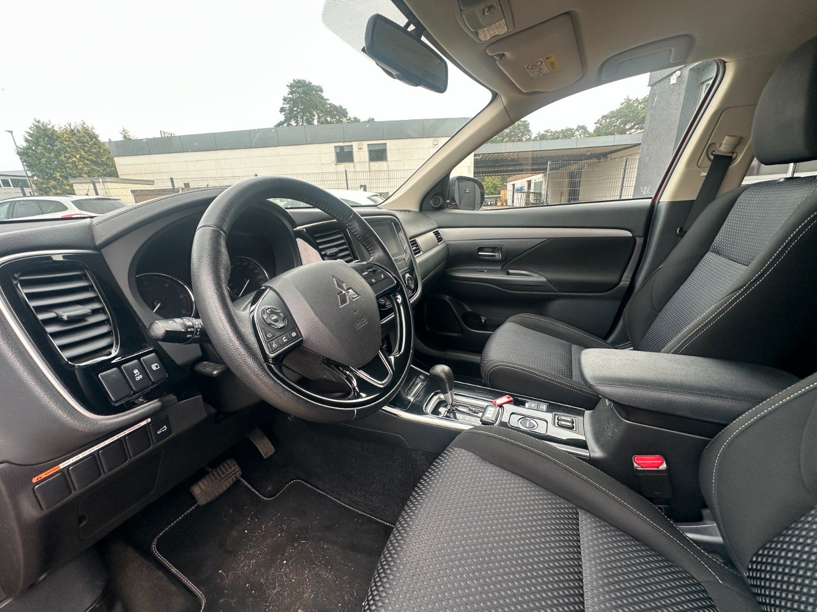 Fahrzeugabbildung Mitsubishi Outlander Edition+ 4WD 150 PS Autom. Navi AHK