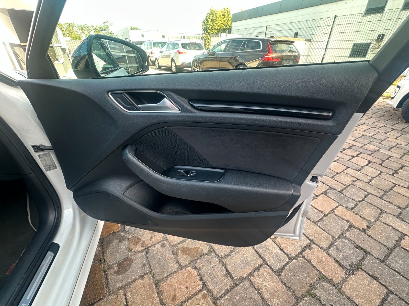 Fahrzeugabbildung Audi S3 Sportback 2.0 TFSI quattro Autom. LED