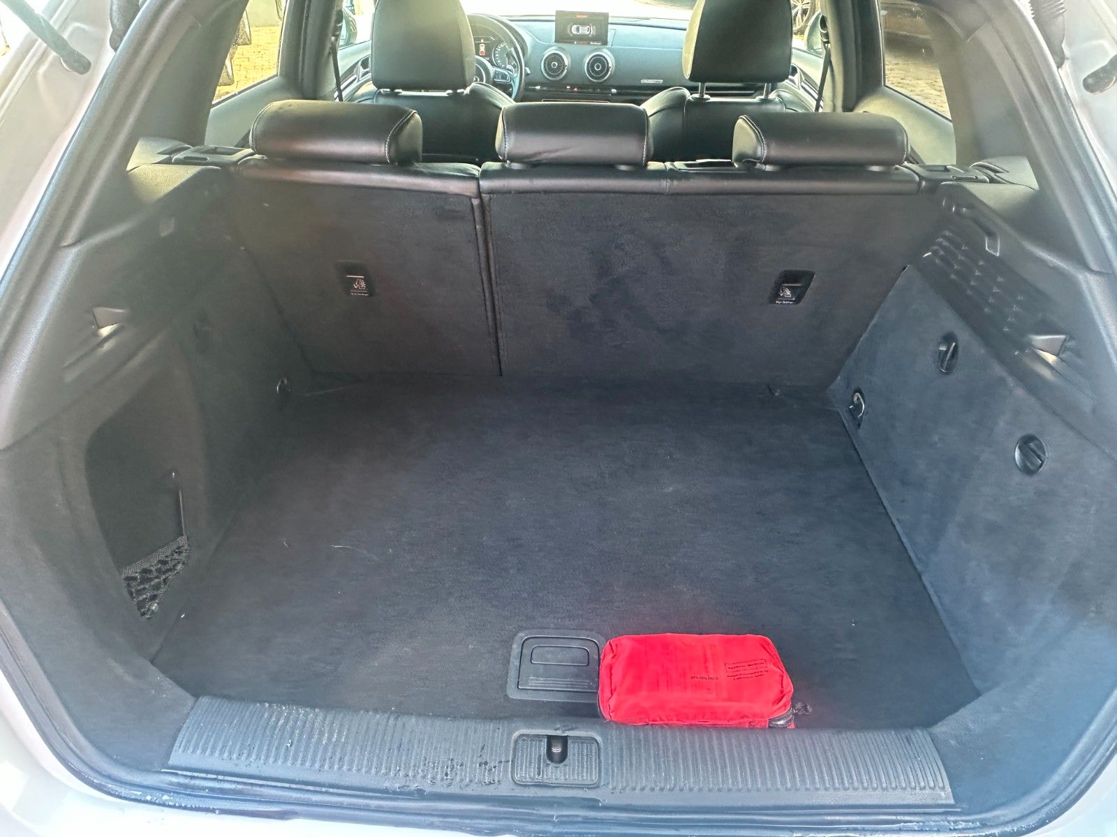 Fahrzeugabbildung Audi S3 Sportback 2.0 TFSI quattro Autom. LED