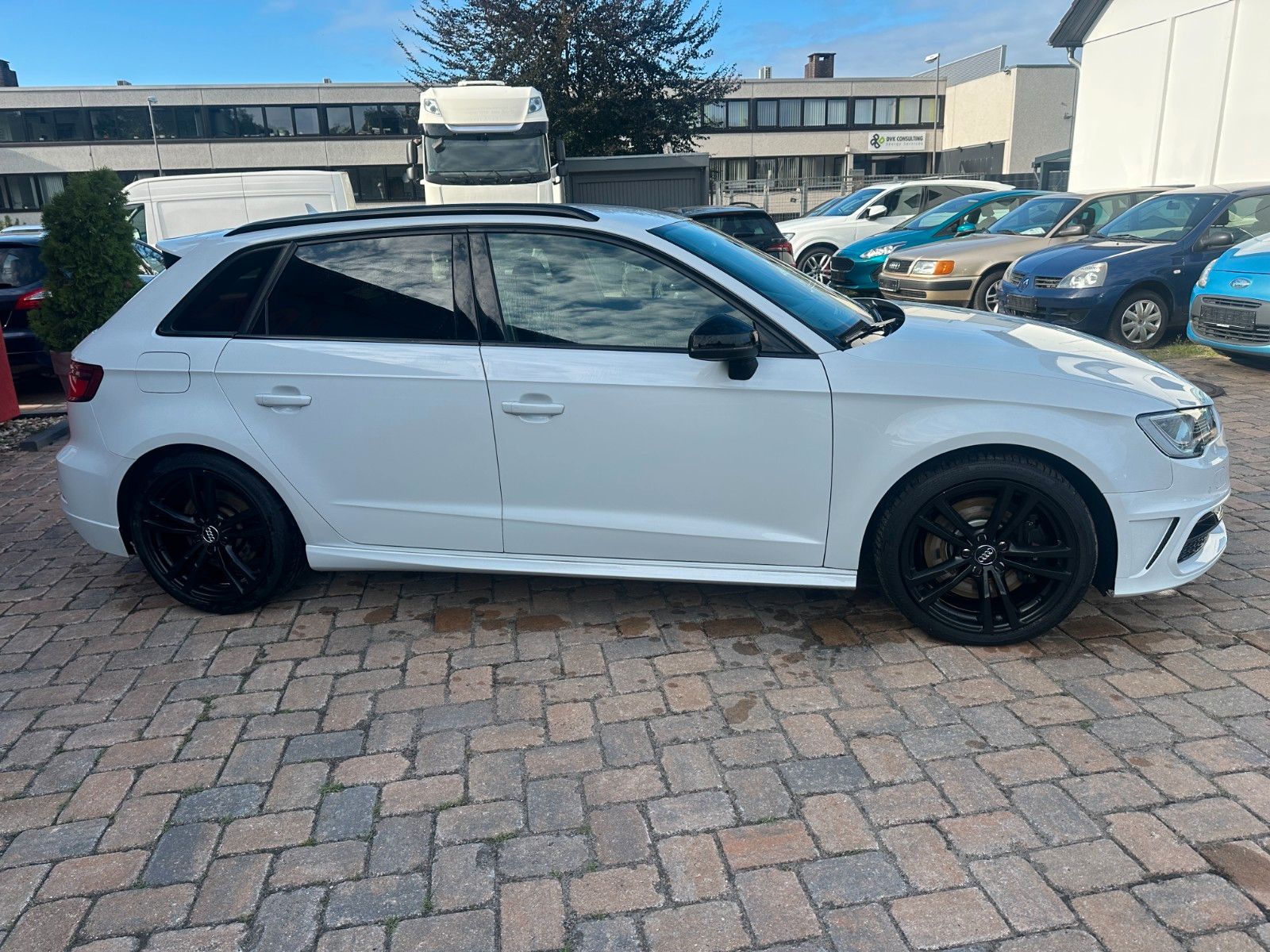 Fahrzeugabbildung Audi S3 Sportback 2.0 TFSI quattro Autom. LED