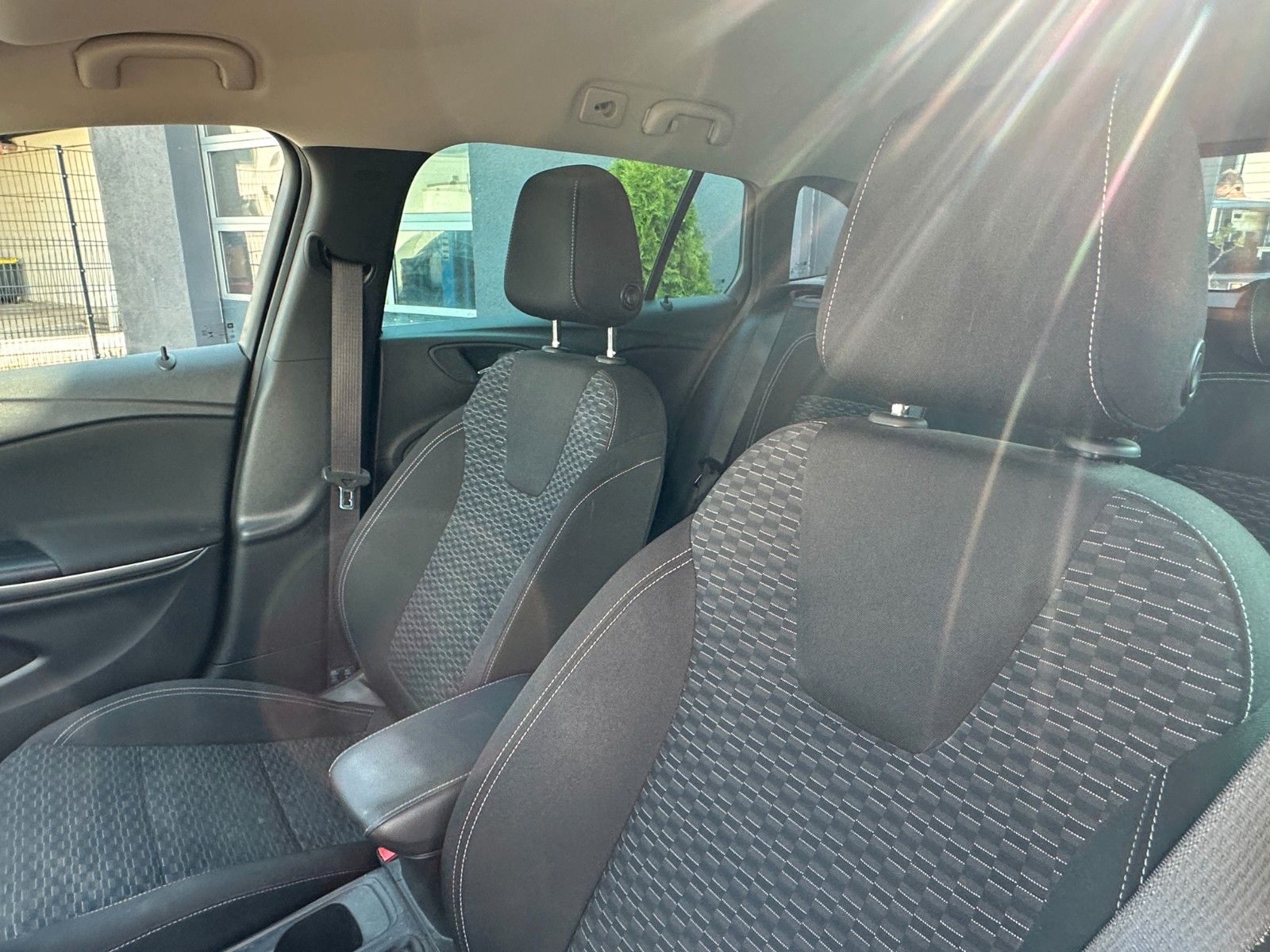 Fahrzeugabbildung Opel Astra K Edition 1.6 110 PS HU neu Navi SH Kamera